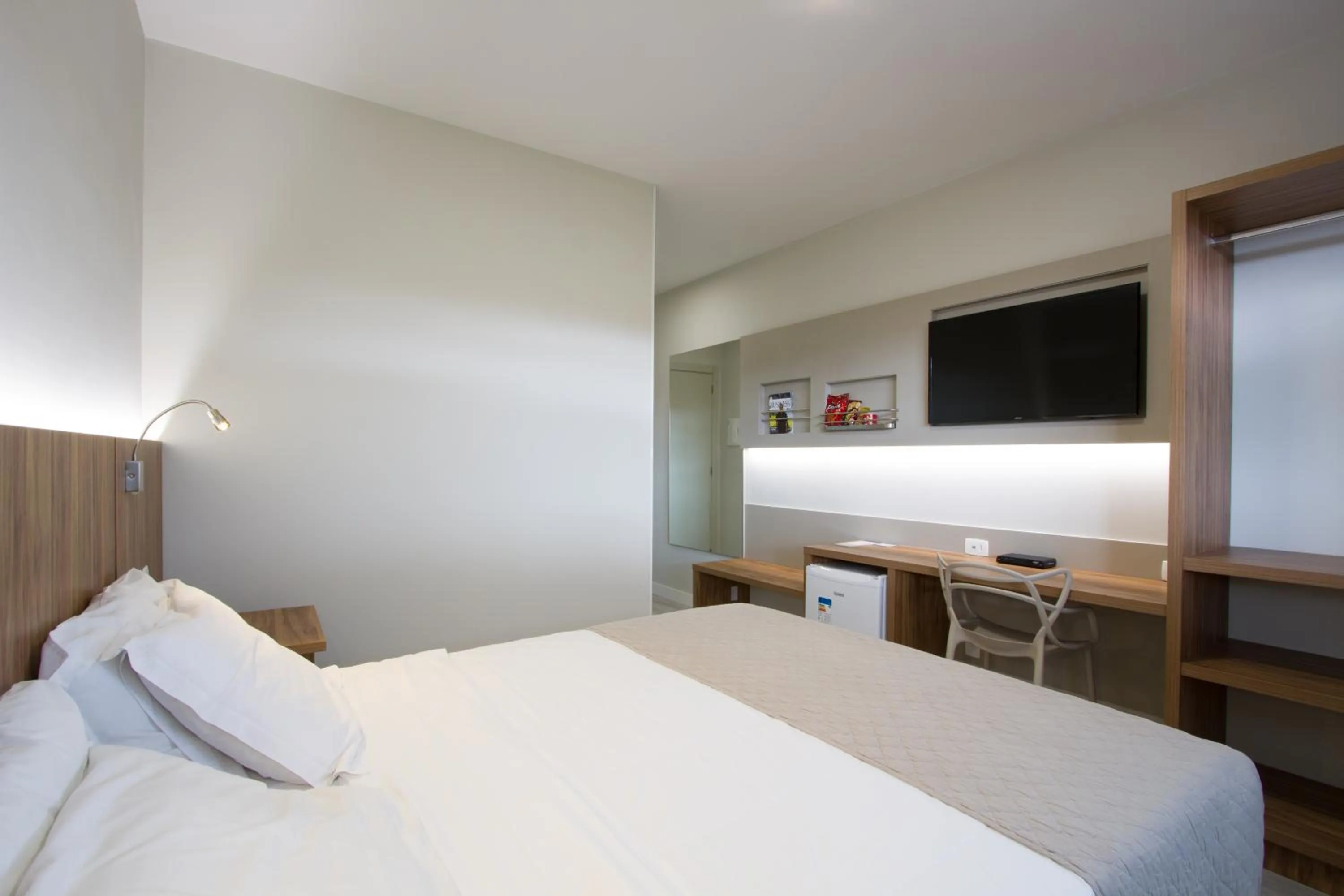 Bathroom, Bed in Le CanarD Joinville