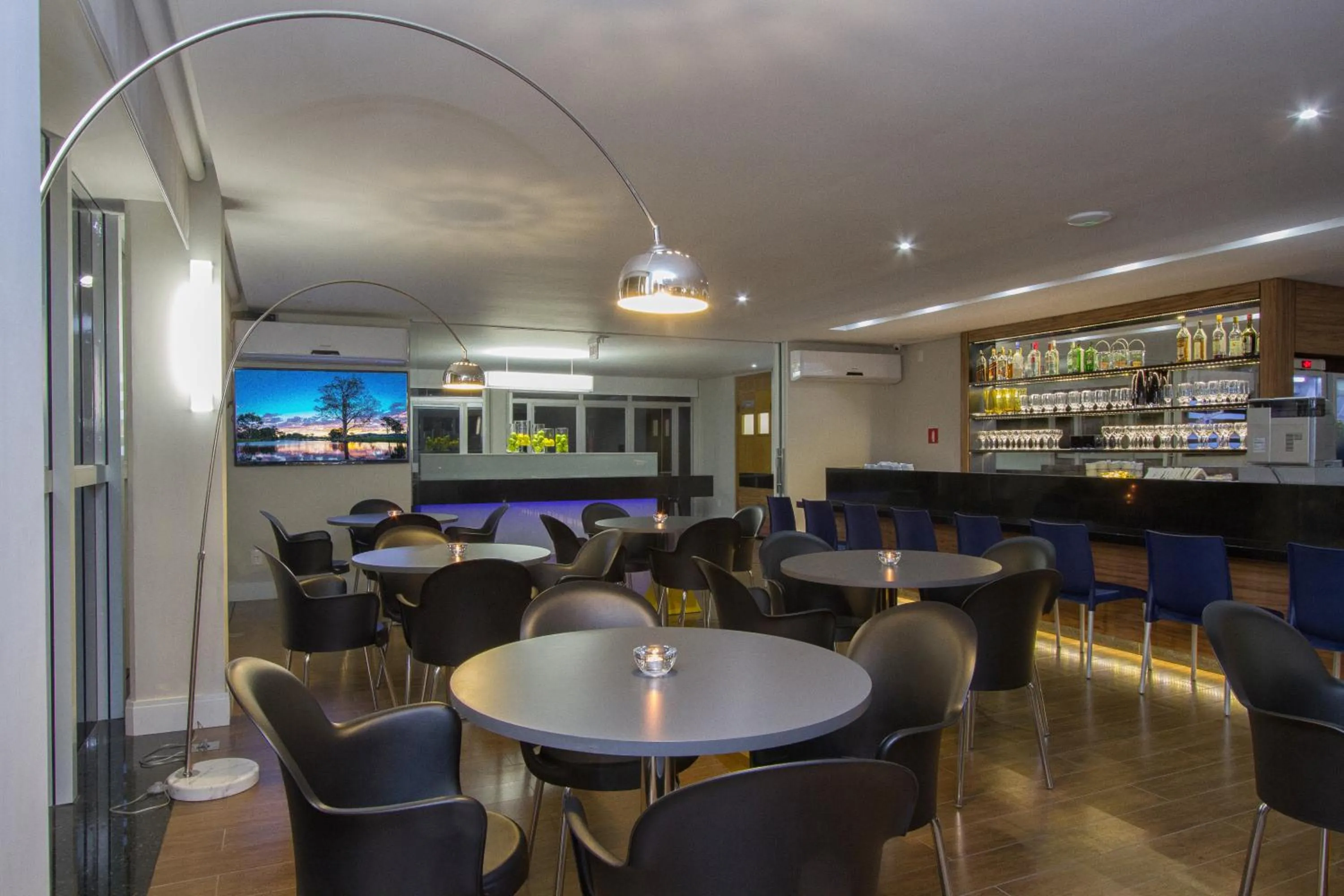 Restaurant/places to eat in Le CanarD Joinville