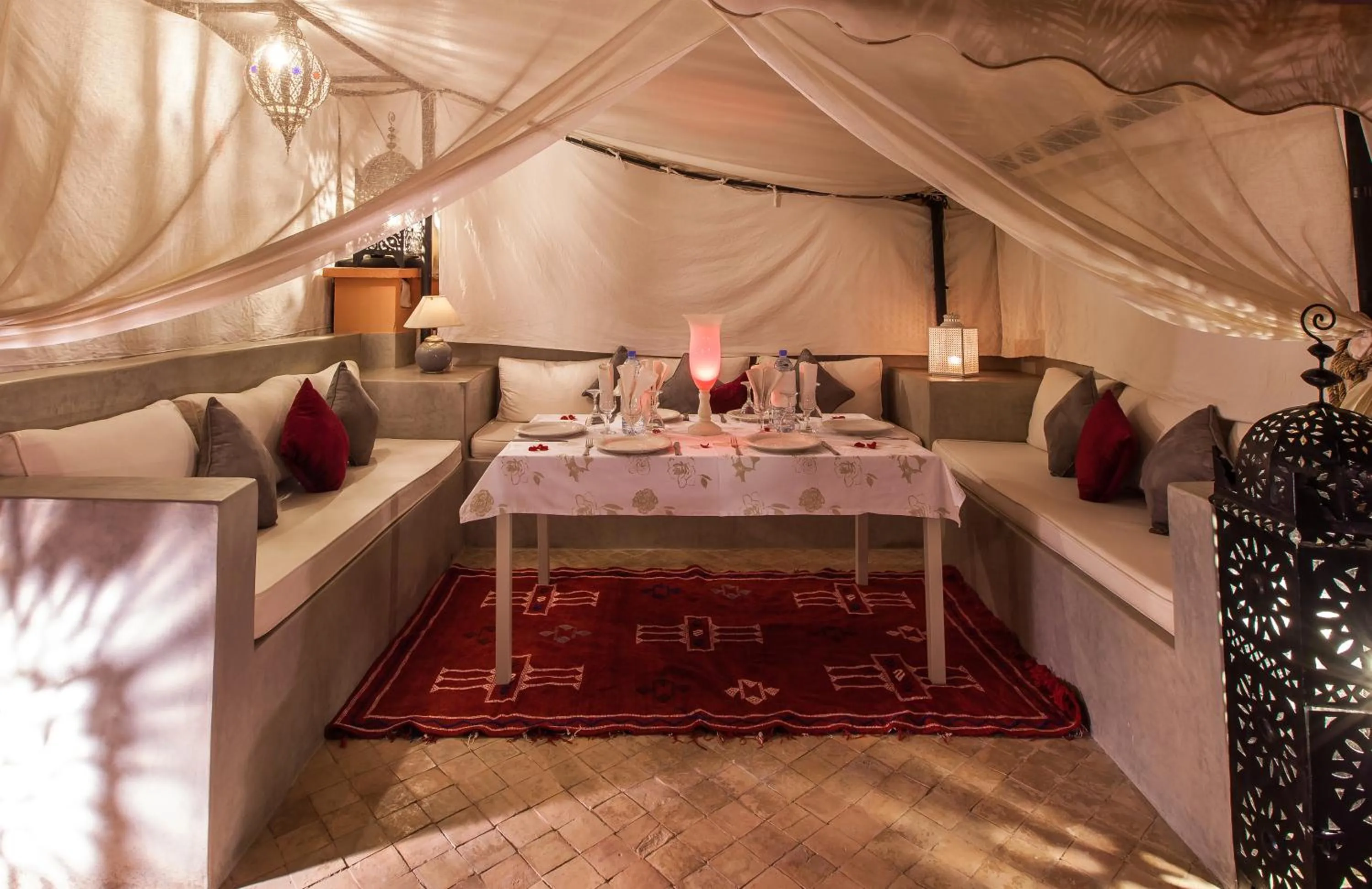 Restaurant/places to eat in Riad Shemsi