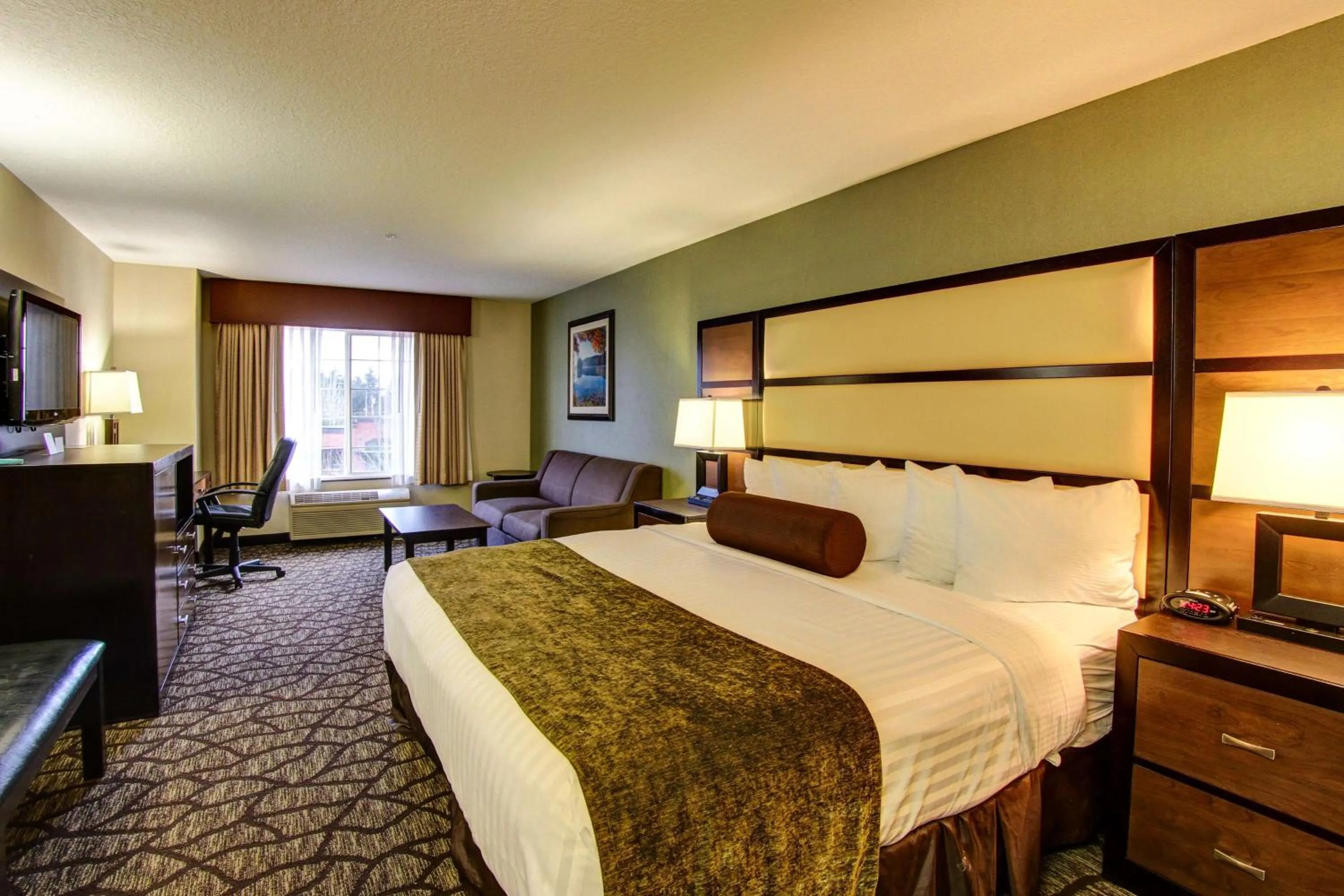 Photo of the whole room, Bed in Best Western PLUS Vancouver Mall Drive