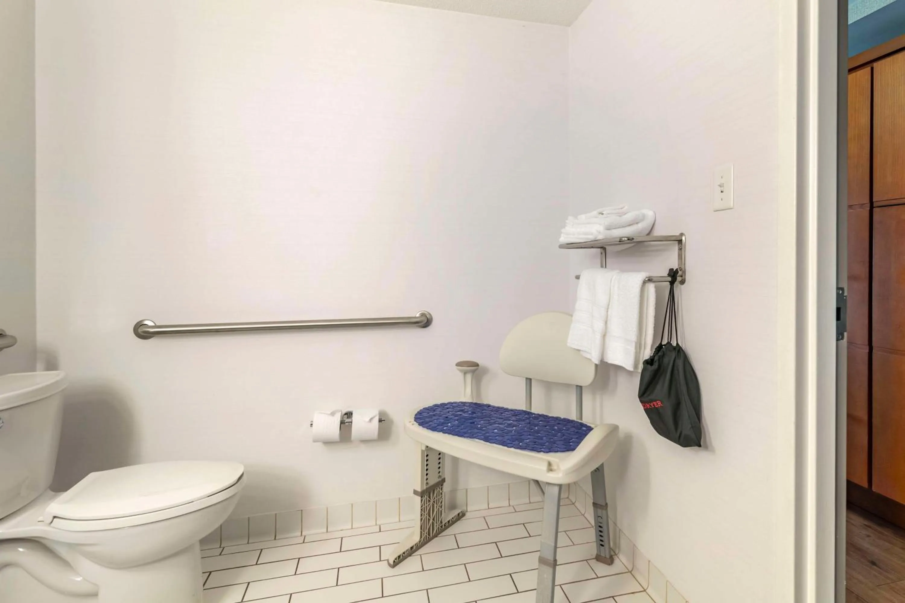 Toilet in Bangor Aviator Hotel BW Premier Collection