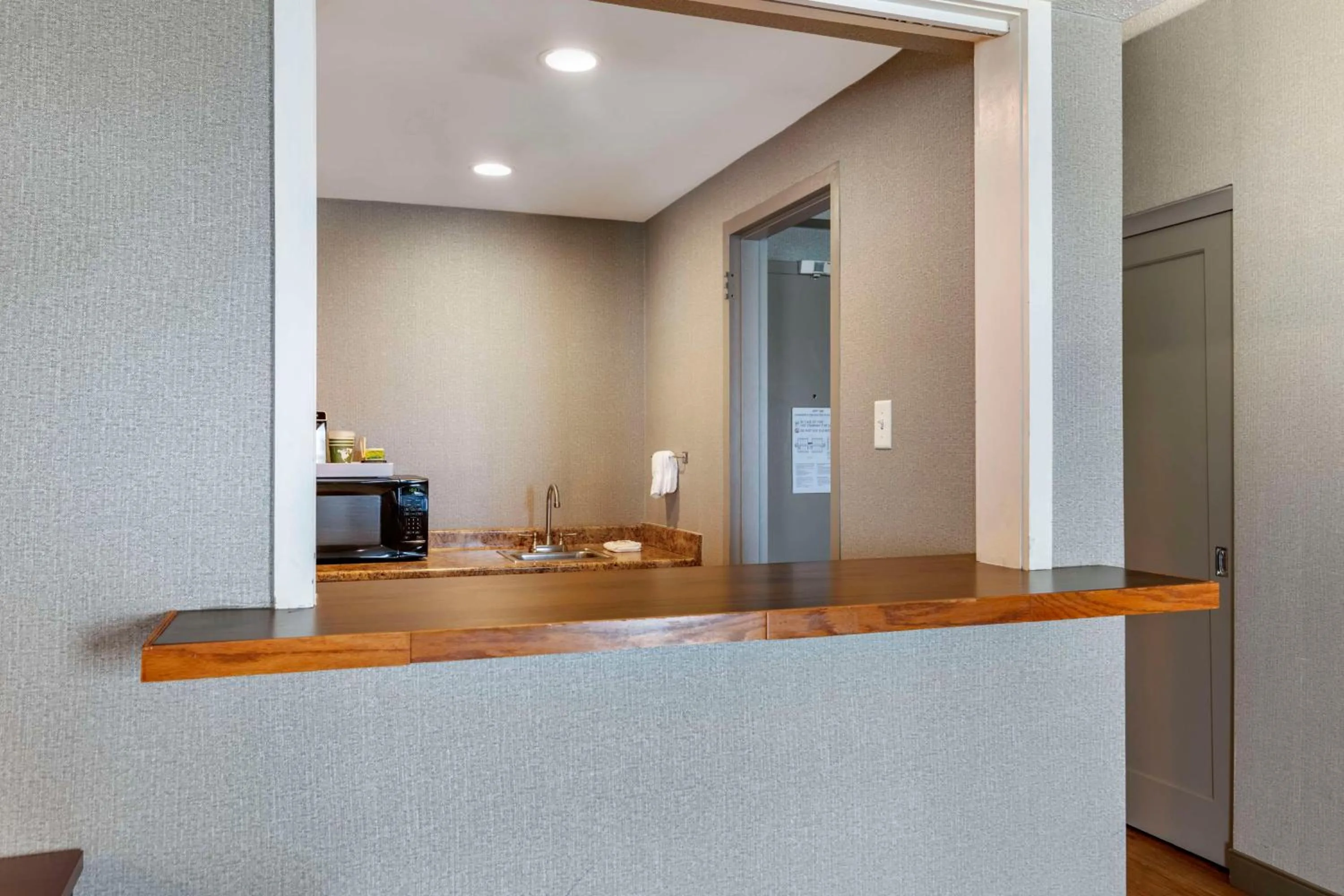 Kitchen or kitchenette in Bangor Aviator Hotel BW Premier Collection