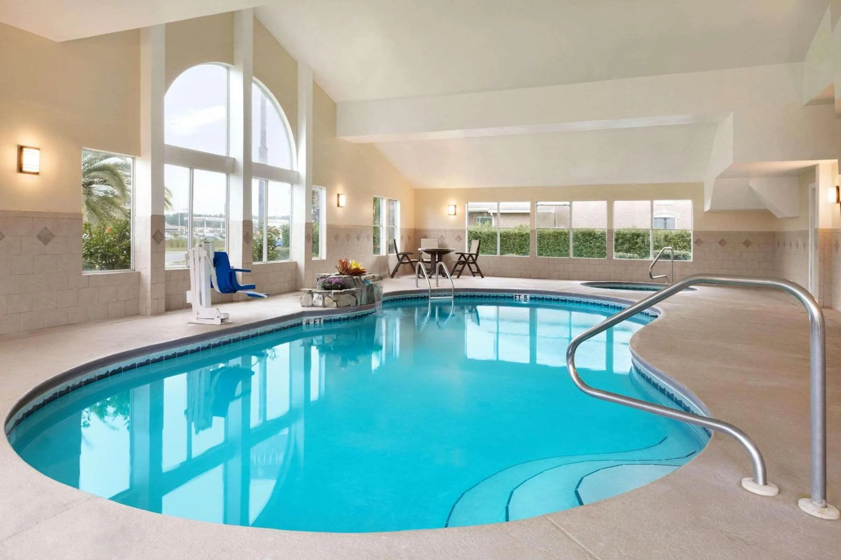 Swimming pool in Country Inn & Suites by Radisson, Kingsland, GA