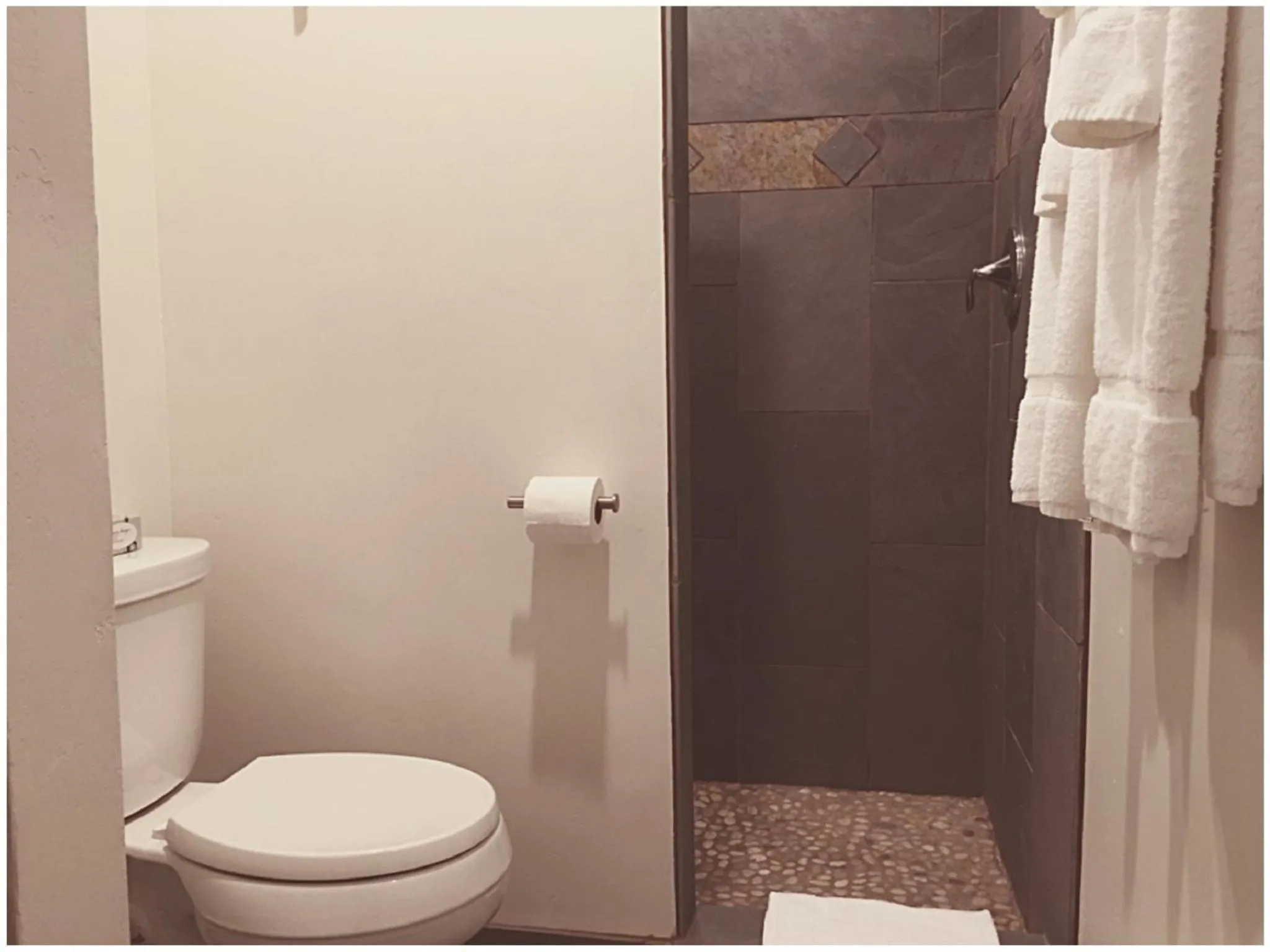 Toilet in Harbour Inn