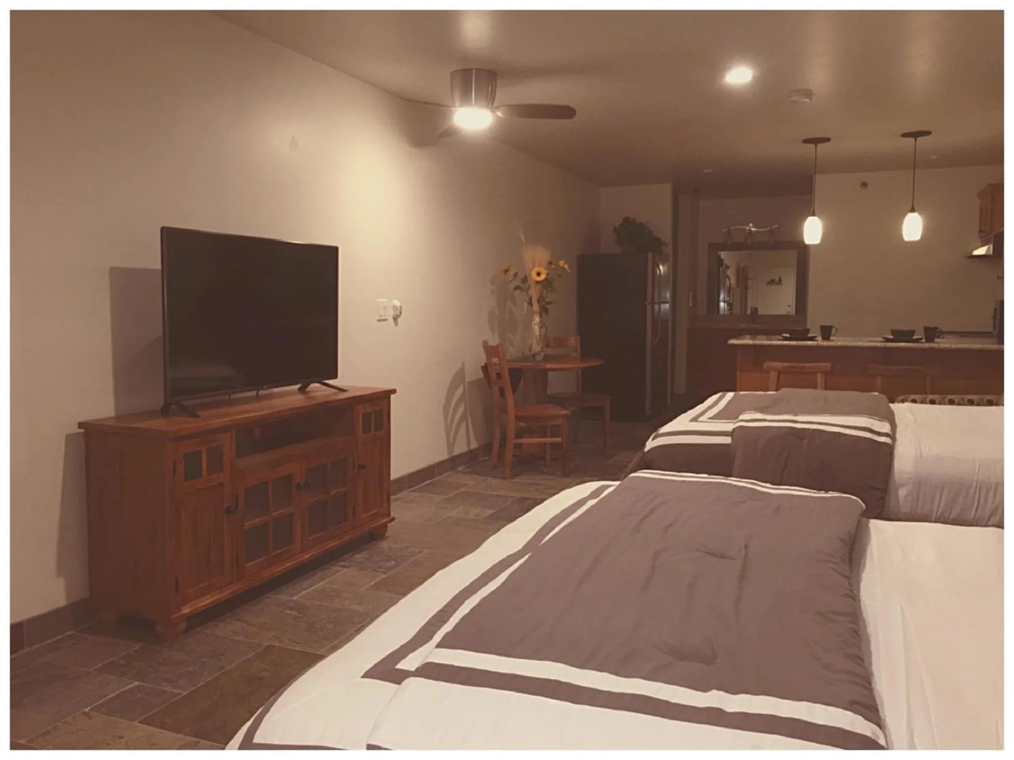 Photo of the whole room, Bed in Harbour Inn