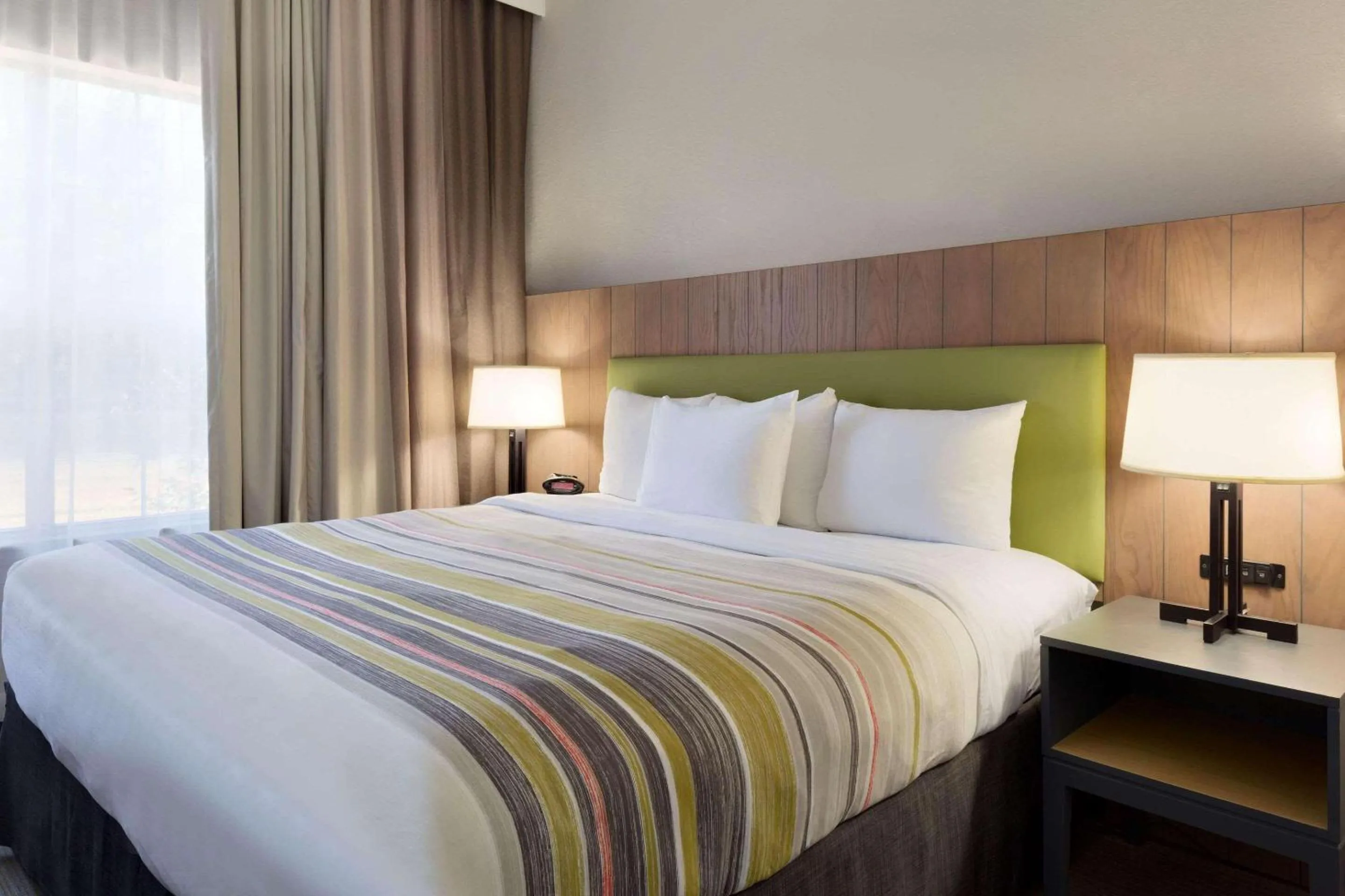 Bedroom, Bed in Country Inn & Suites by Radisson, Brunswick I-95, GA