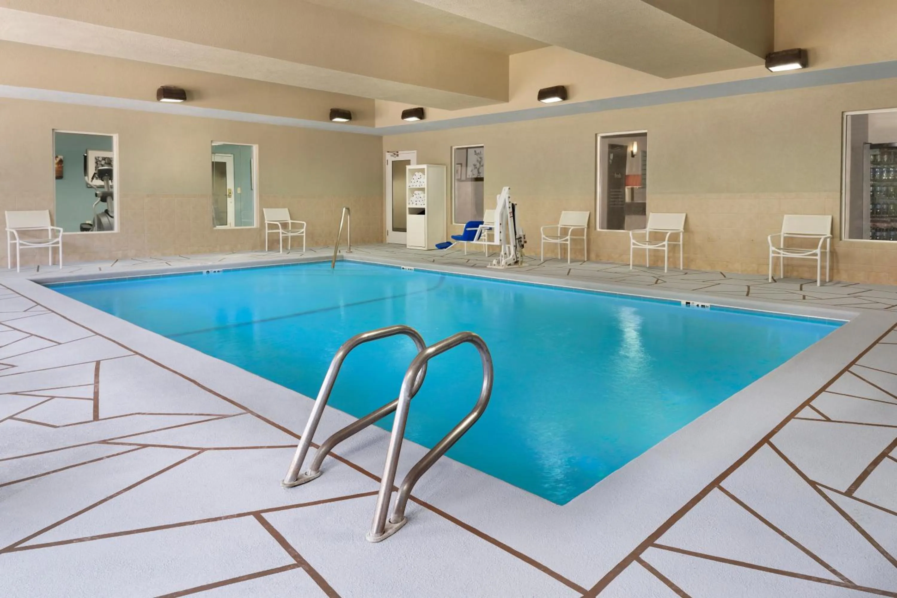 Swimming pool in Country Inn & Suites by Radisson, Brunswick I-95, GA