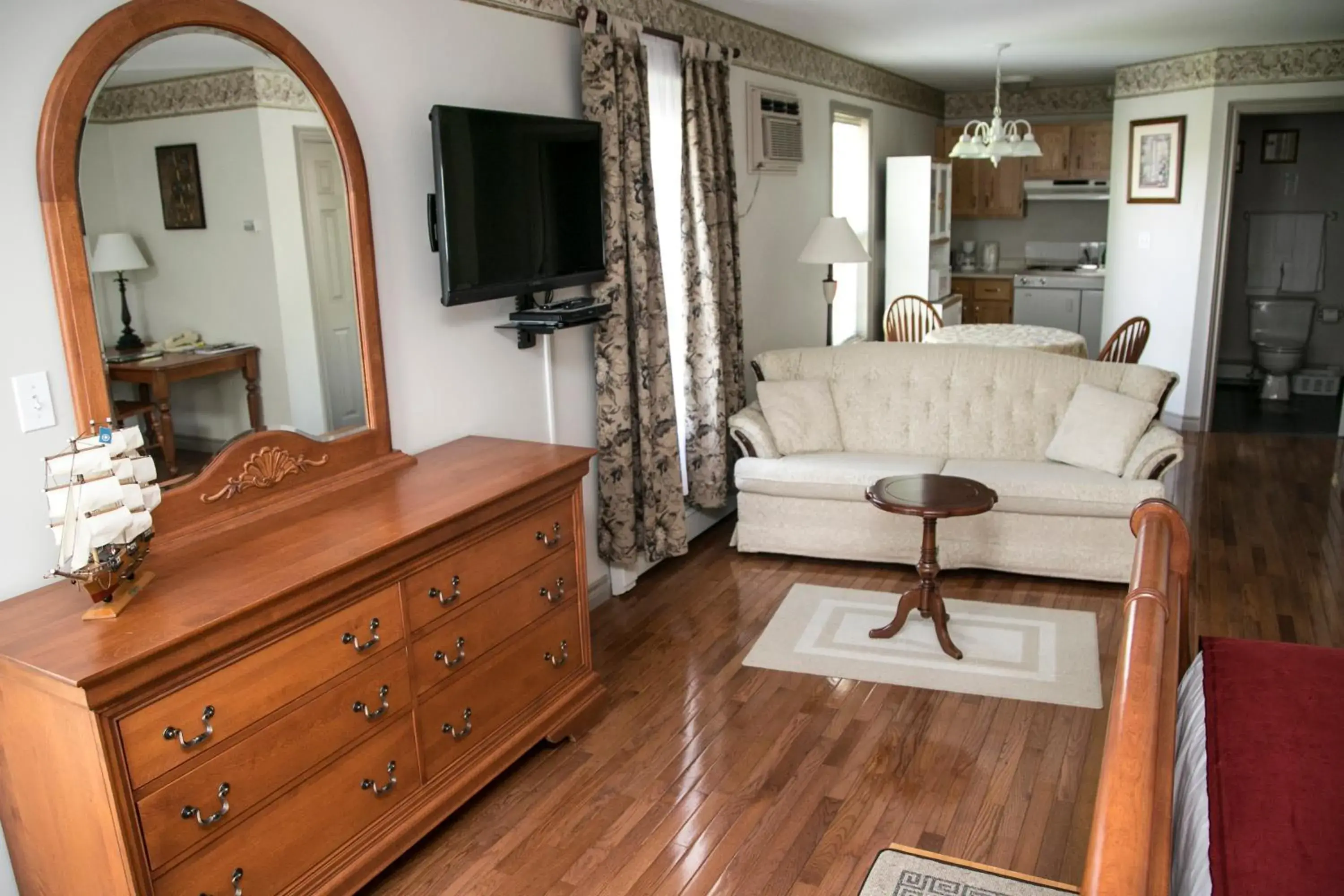 King Suite with Balcony in The Harbour House King Suite with Balcony in The Harbour House