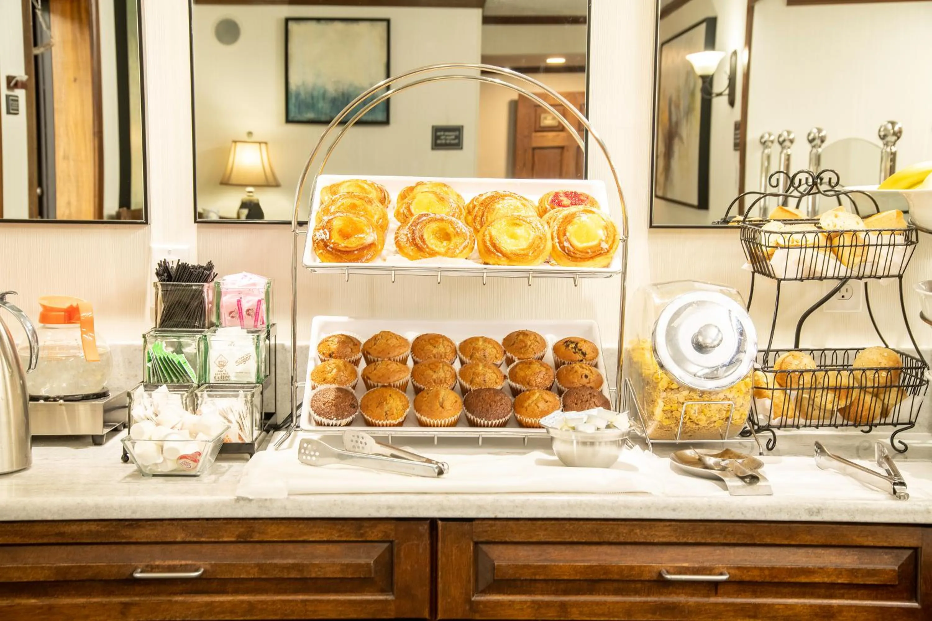 Breakfast in Holland Hotel Free Parking Jersey City