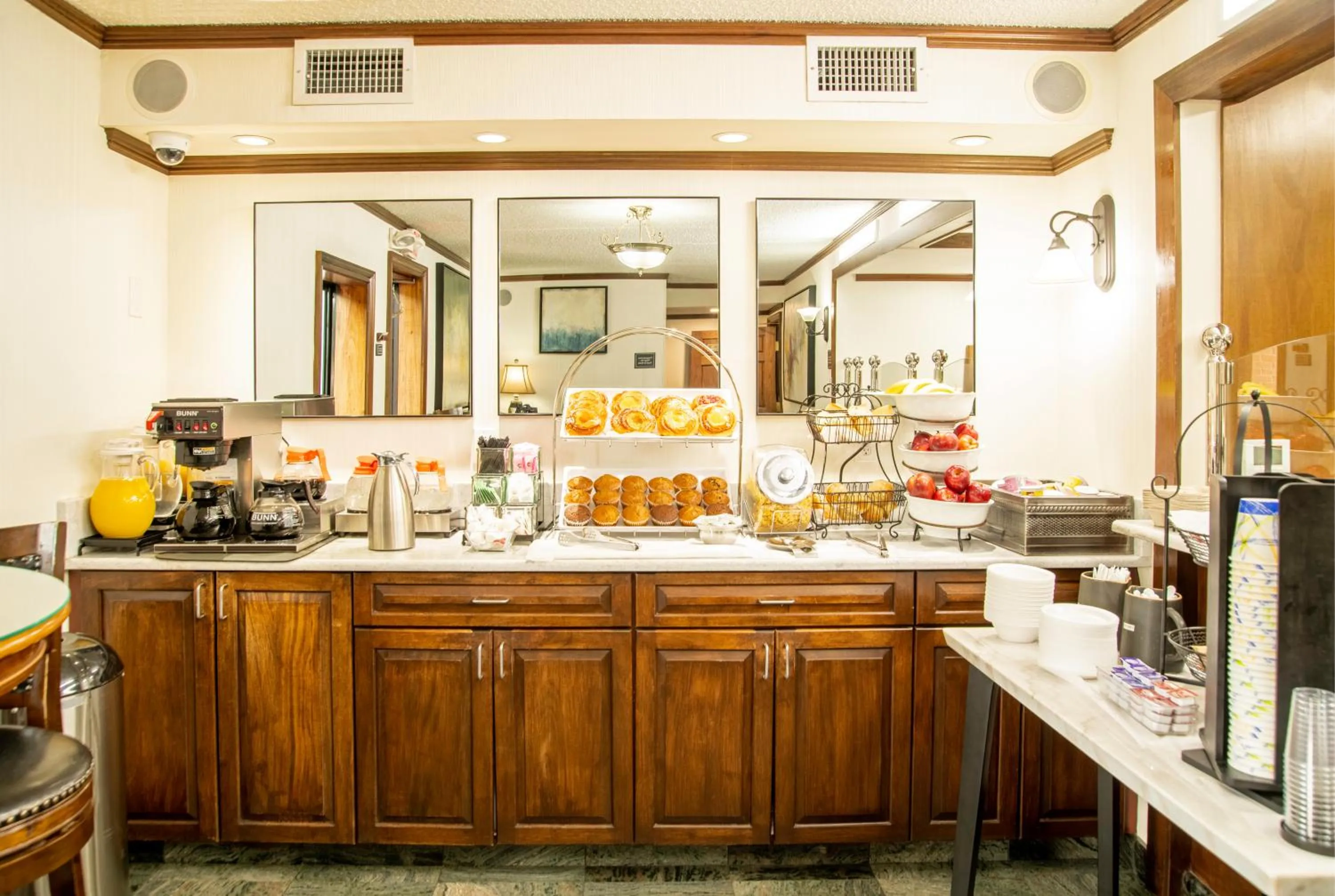 Breakfast in Holland Hotel Free Parking Jersey City