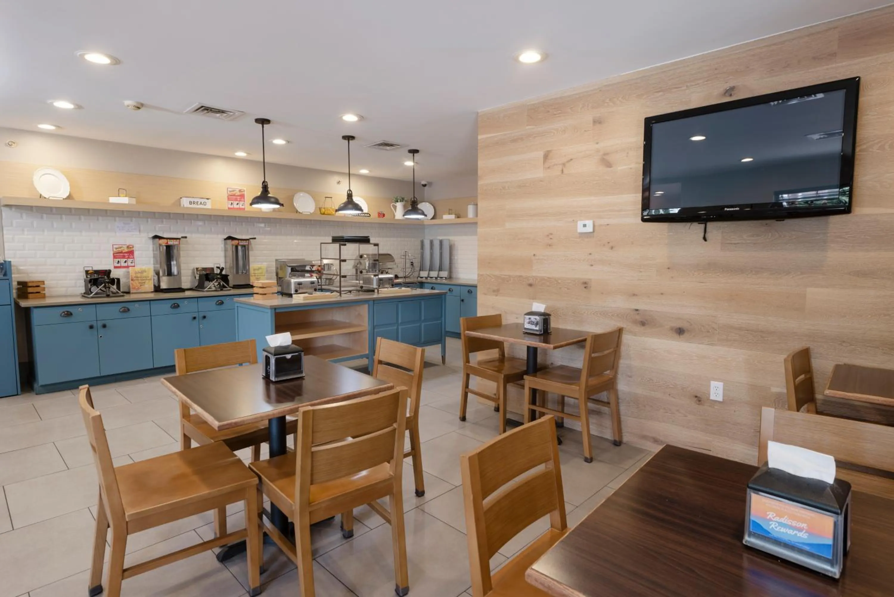 Breakfast in Country Inn & Suites by Radisson, Queensbury - Lake George , NY