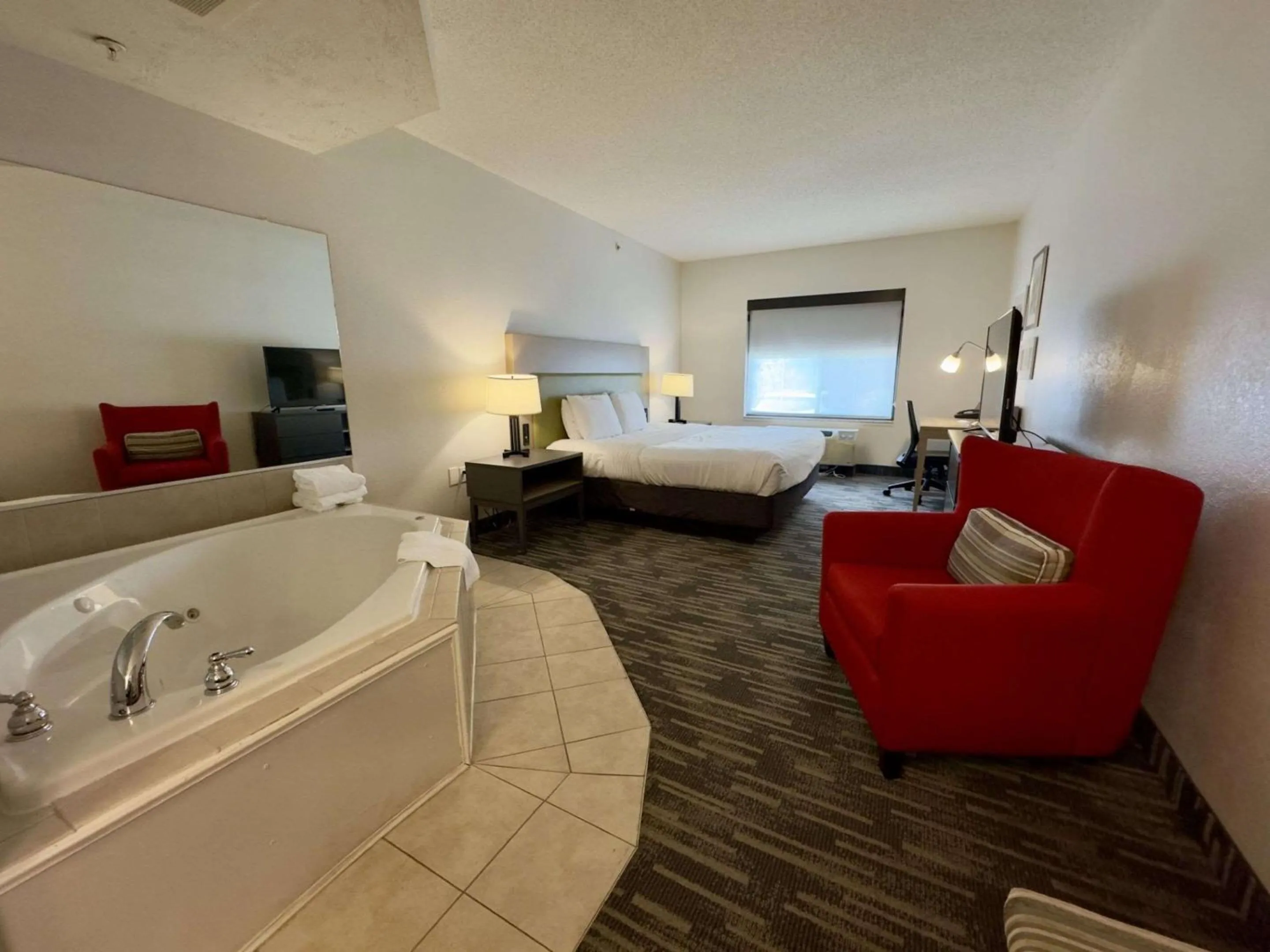 Bedroom, Bed in Country Inn & Suites by Radisson, Queensbury - Lake George , NY