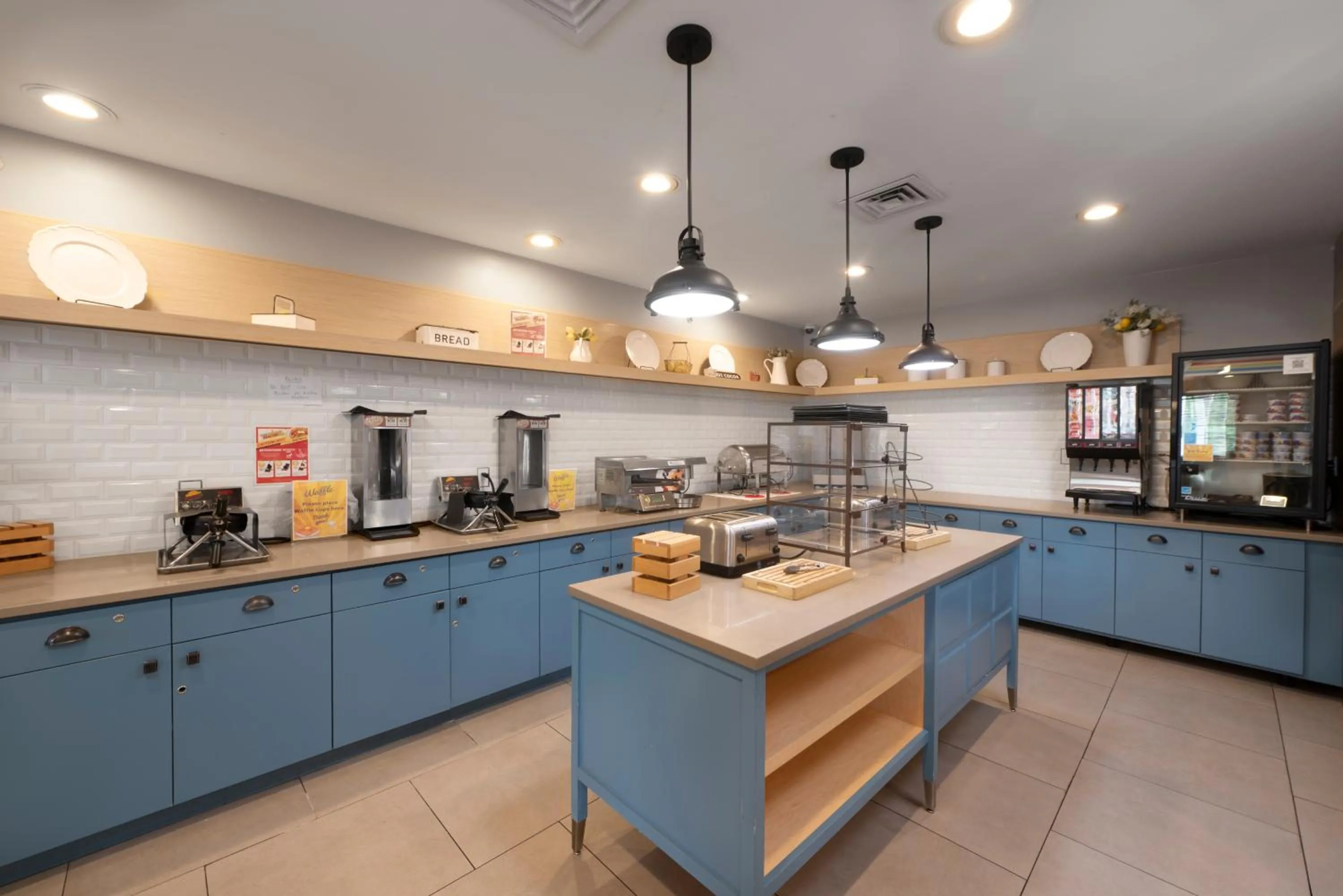 Breakfast in Country Inn & Suites by Radisson, Queensbury - Lake George , NY