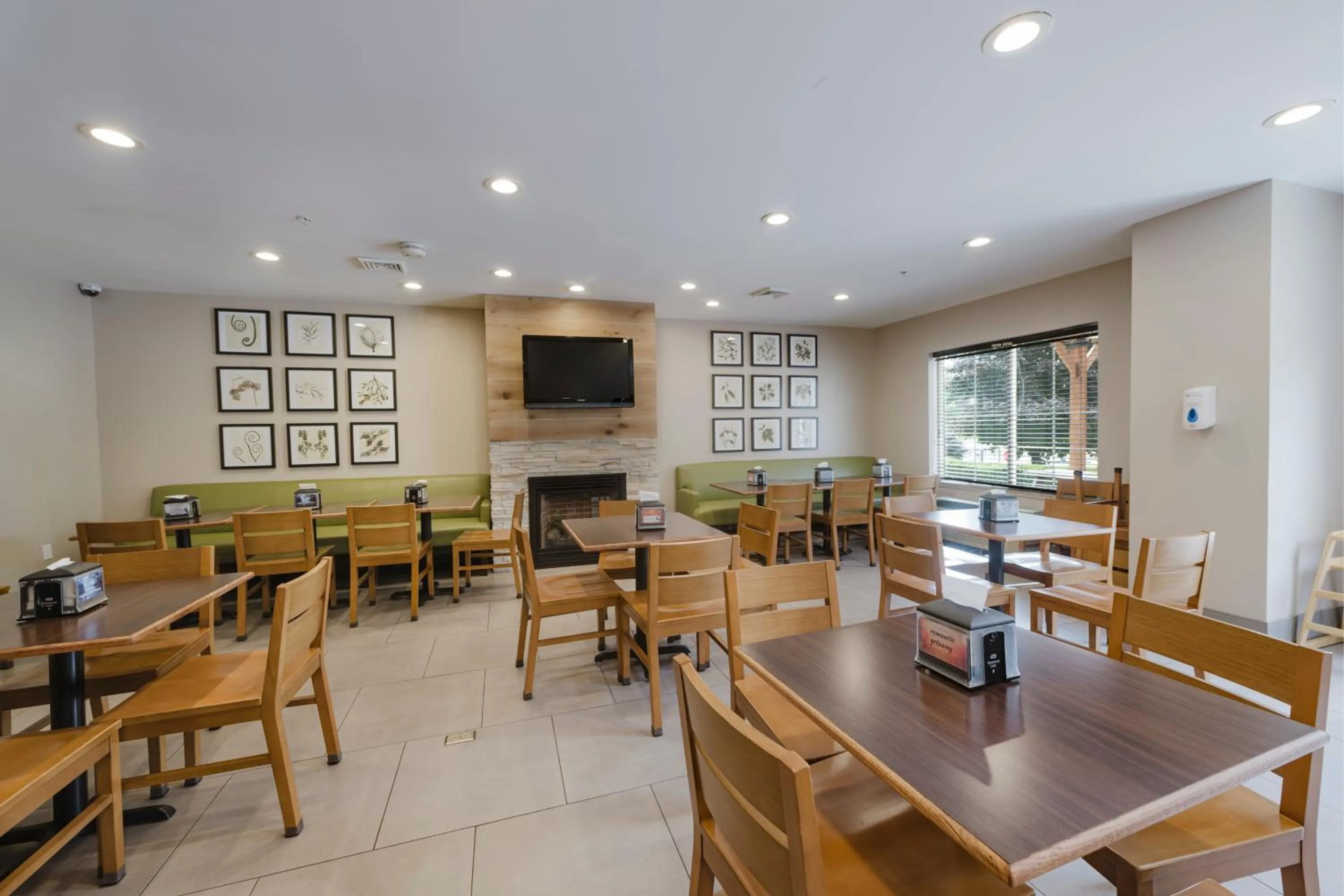 Breakfast in Country Inn & Suites by Radisson, Queensbury - Lake George , NY