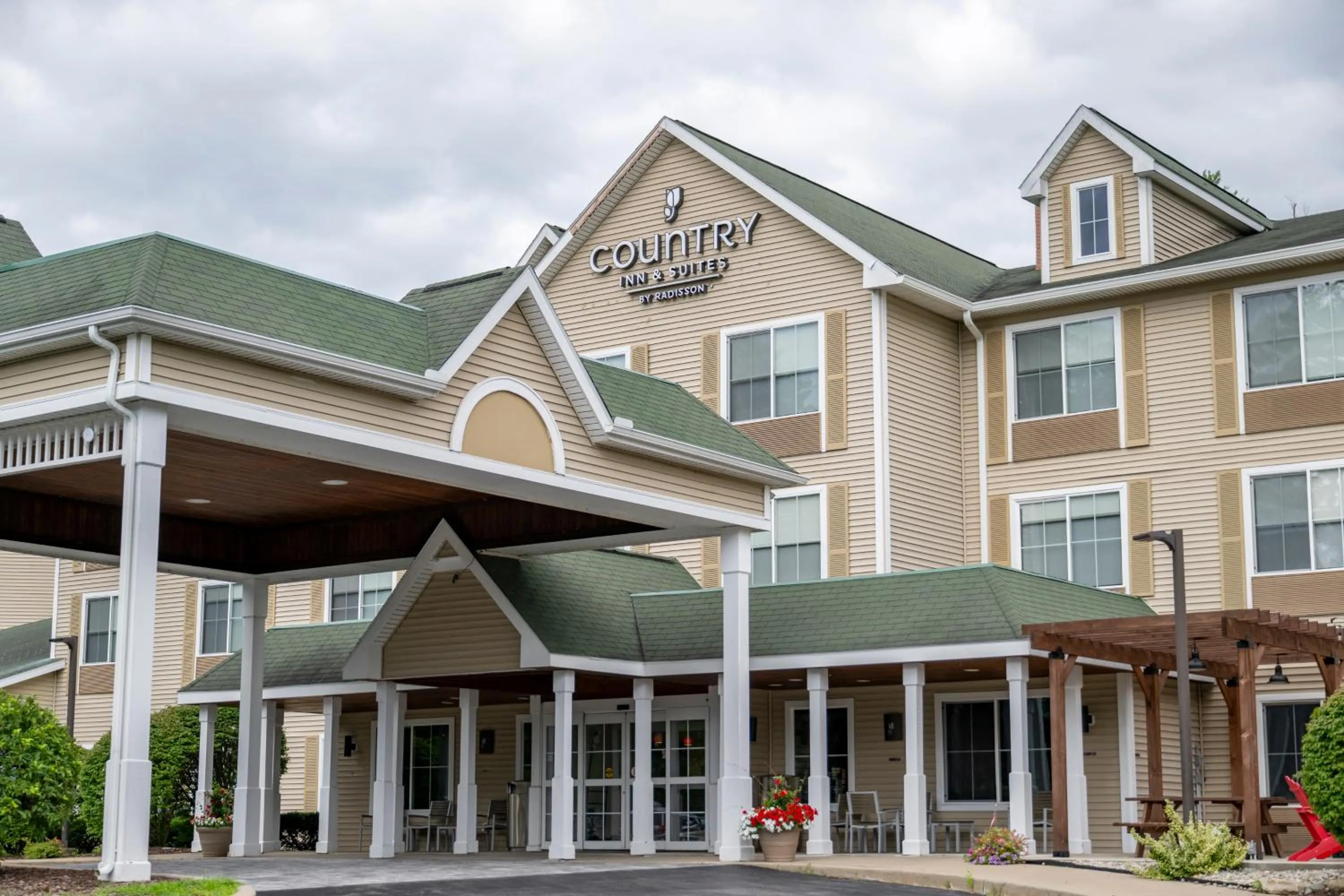 Property building in Country Inn & Suites by Radisson, Queensbury - Lake George , NY