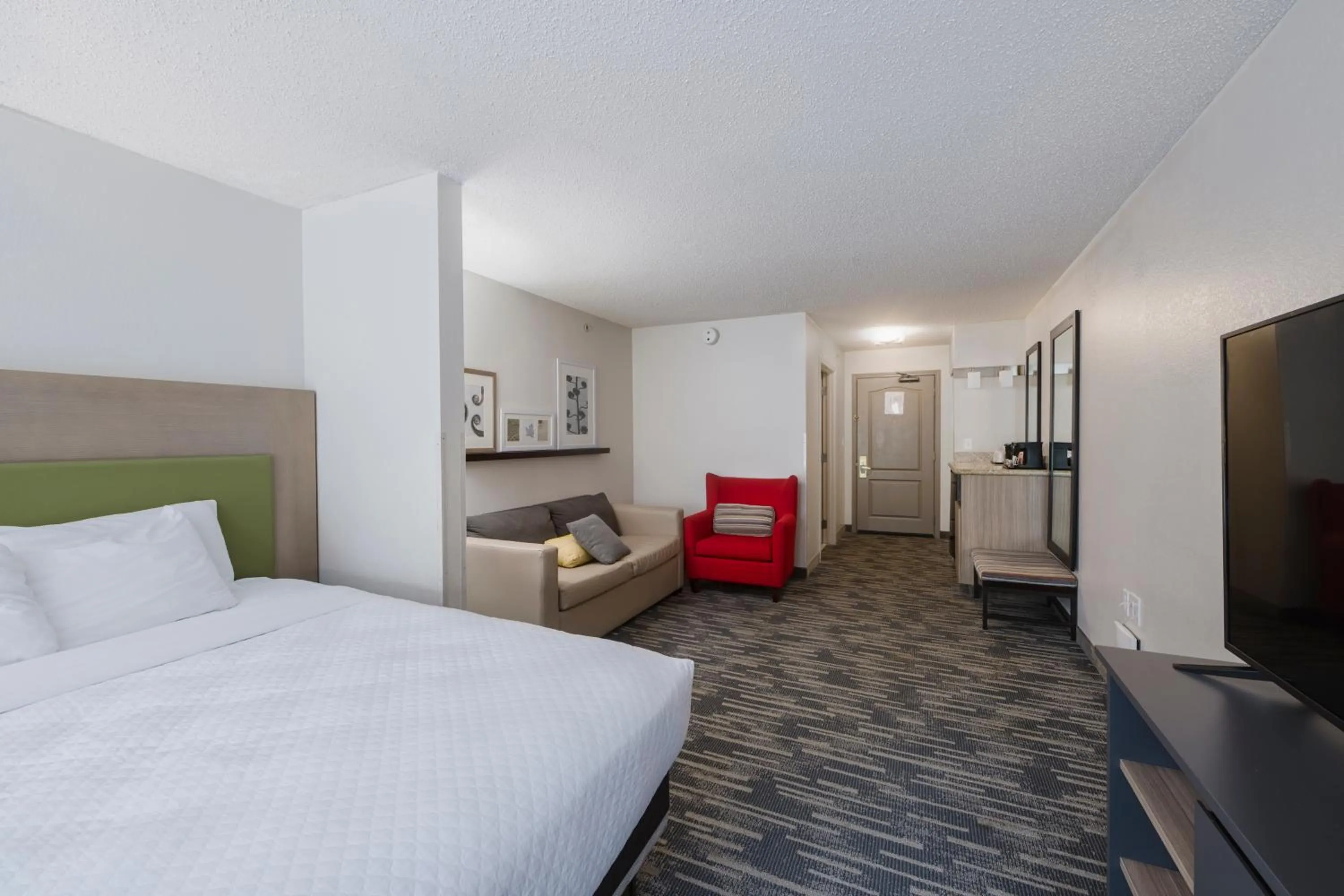 Communal lounge/ TV room, Bed in Country Inn & Suites by Radisson, Queensbury - Lake George , NY