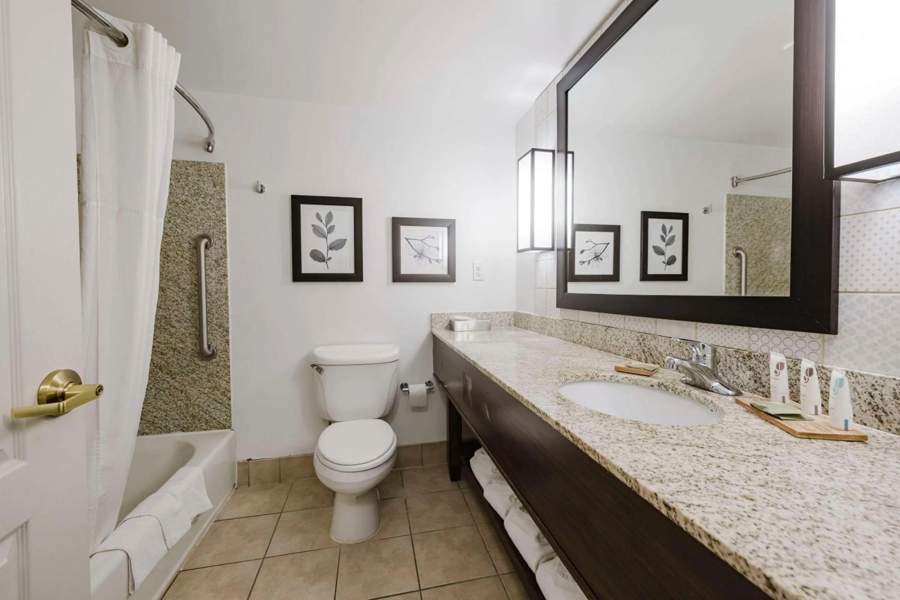 Bedroom in Country Inn & Suites by Radisson, Queensbury - Lake George , NY