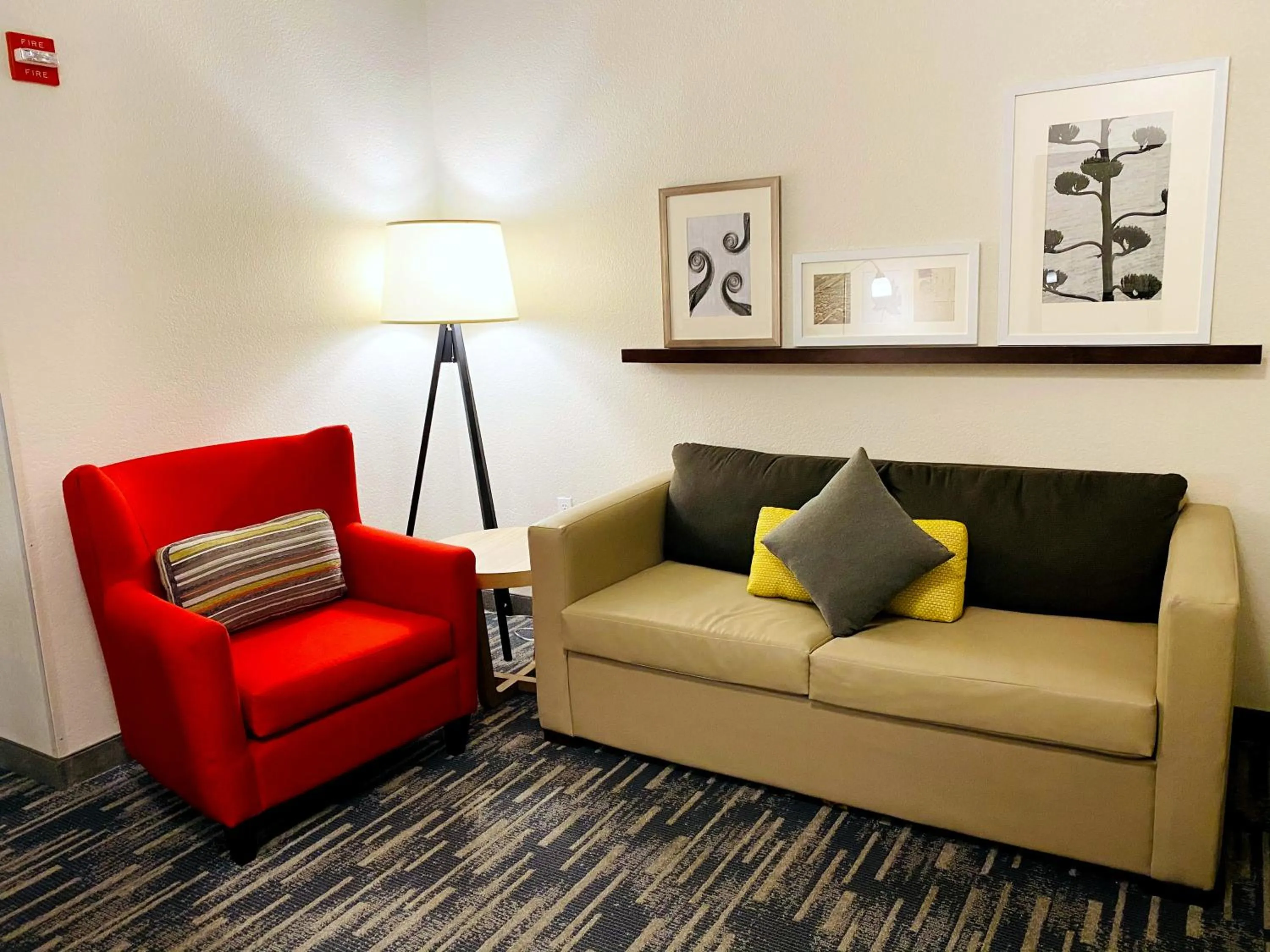 Living room in Country Inn & Suites by Radisson, Queensbury - Lake George , NY