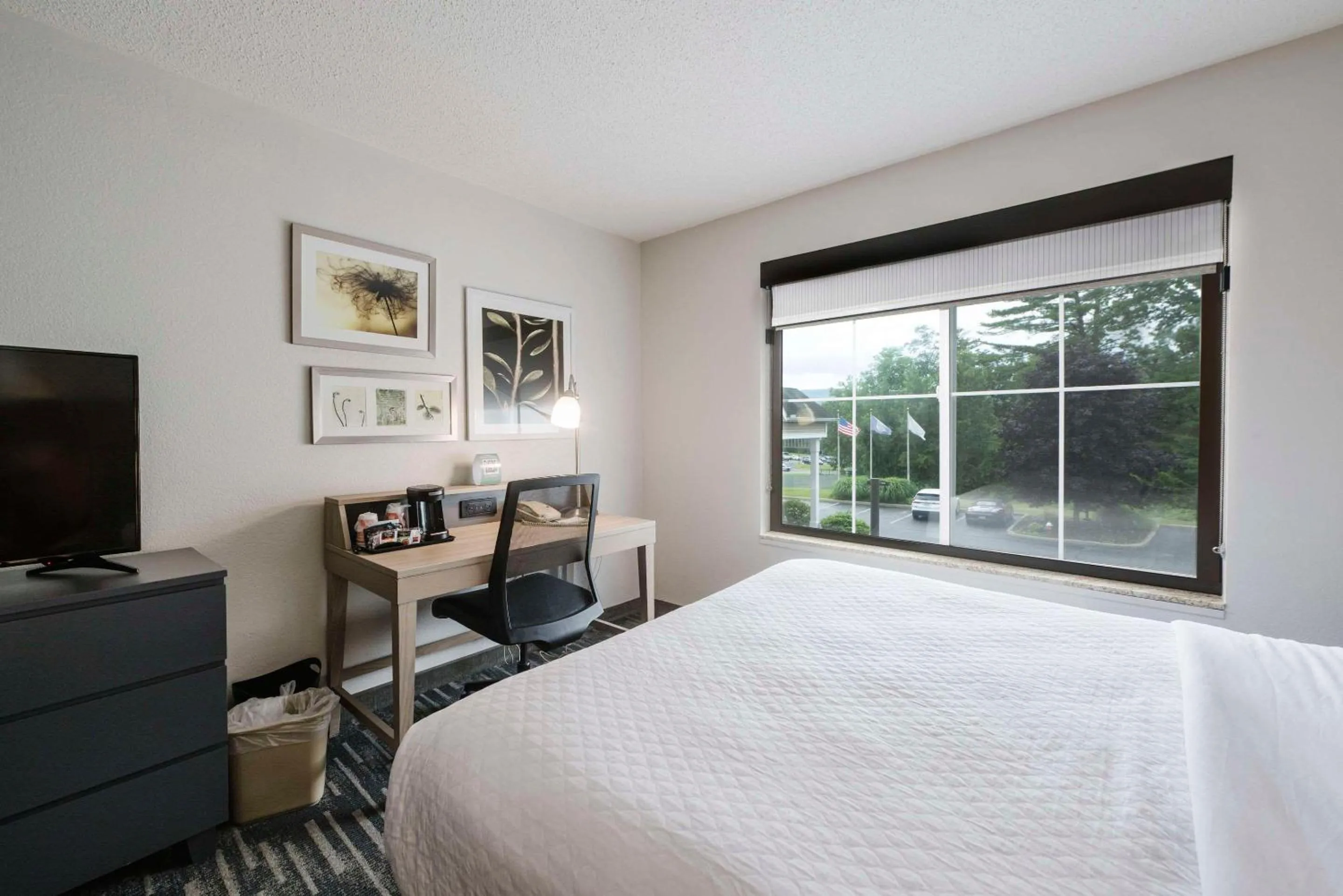 Bedroom, Bed in Country Inn & Suites by Radisson, Queensbury - Lake George , NY