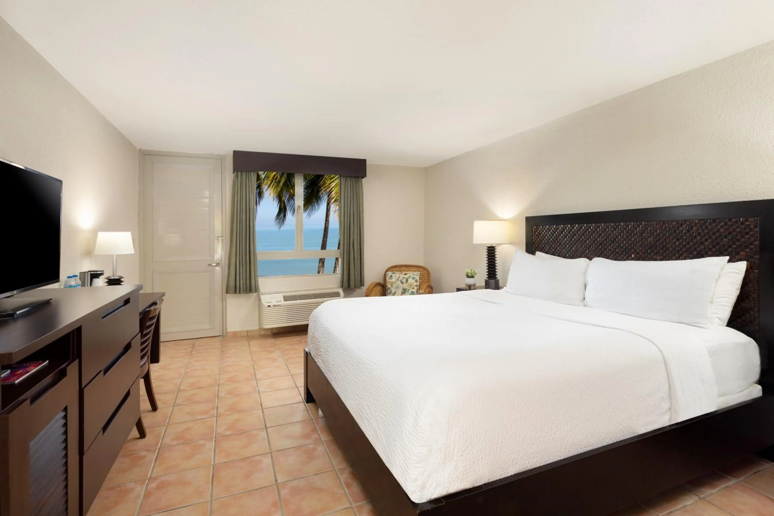 Garden view, Bed in Rincon Beach Resort