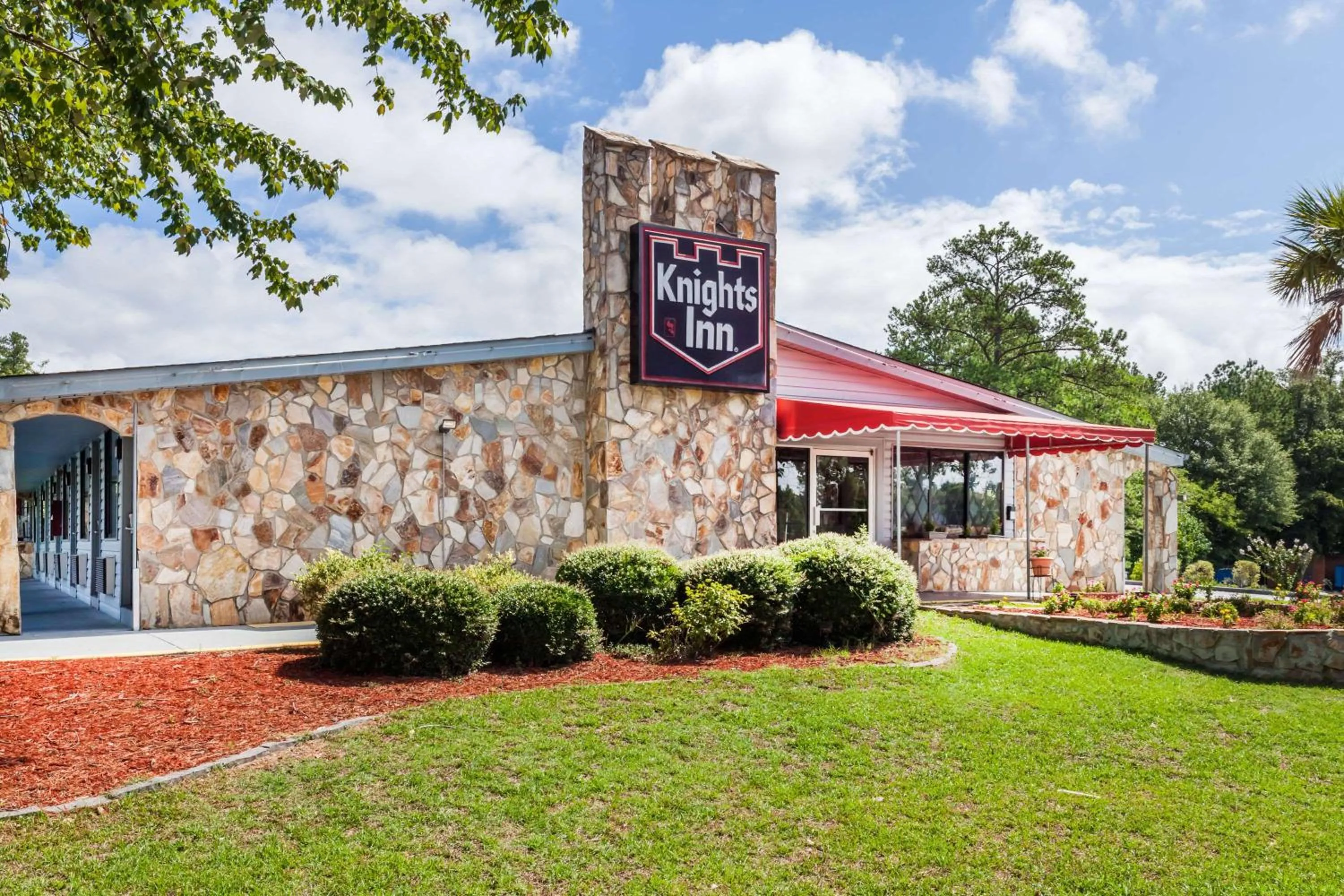 Property building in Knights Inn - Columbia