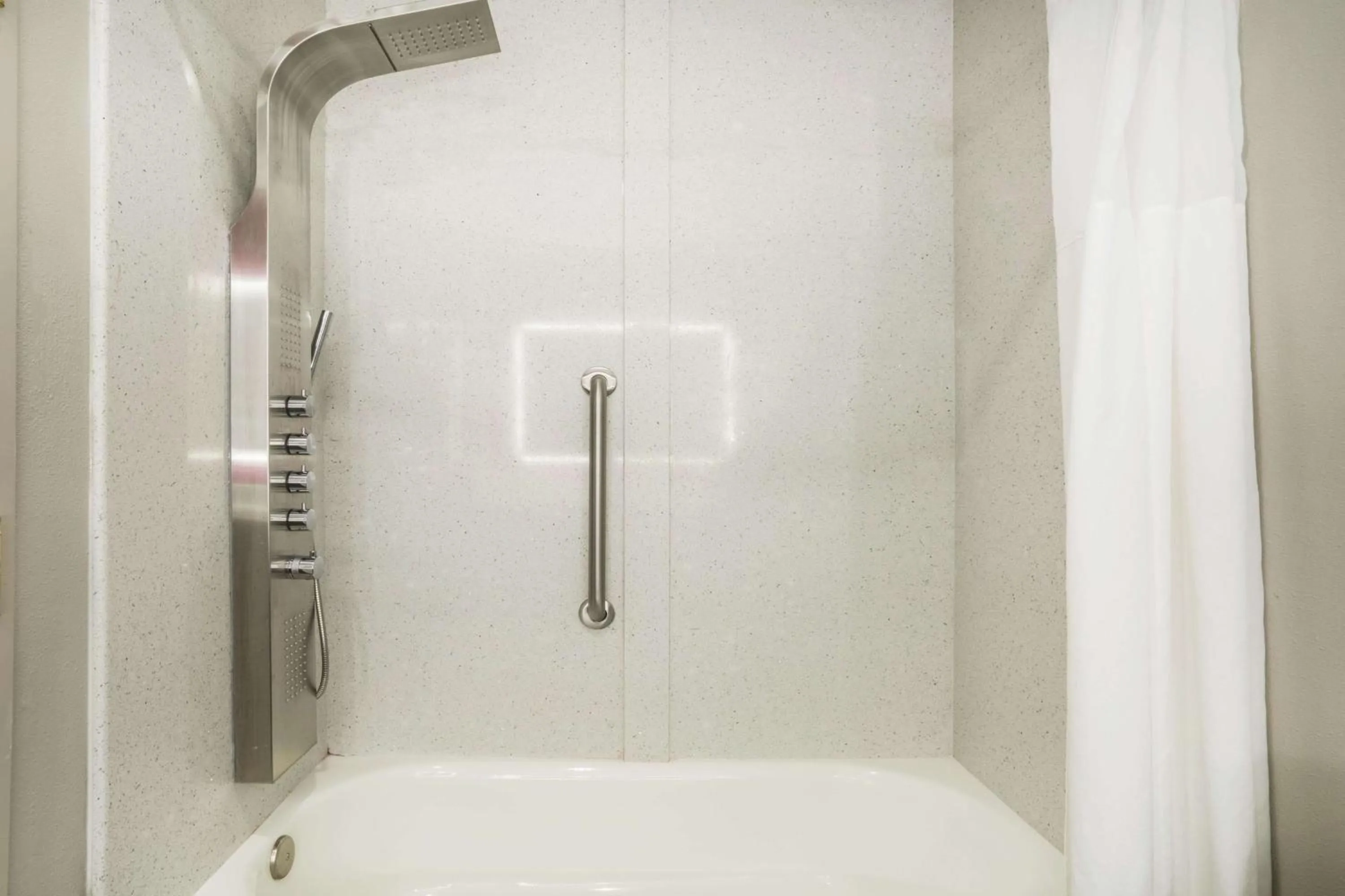 Photo of the whole room in La Quinta by Wyndham Chattanooga North - Hixson