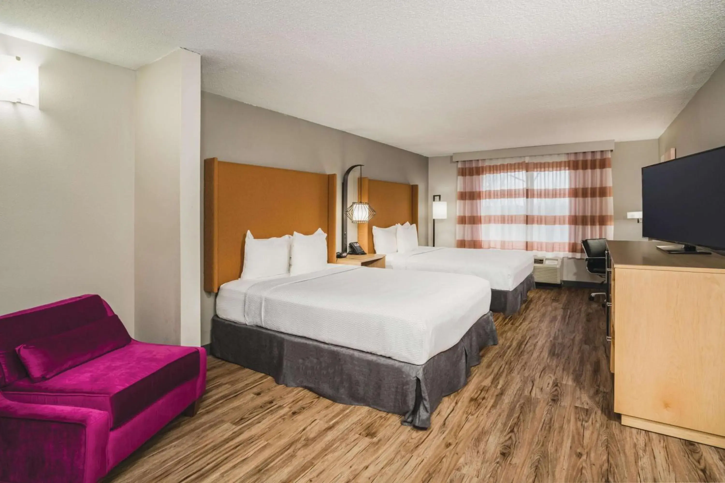 Queen Room with Two Queen Beds and Roll-in Shower - Mobility Accessible/Non-Smoking in La Quinta by Wyndham Chattanooga North - Hixson Queen Room with Two Queen Beds and Roll-in Shower - Mobility Accessible/Non-Smoking in La Quinta by Wyndham Chattanooga North - Hixson