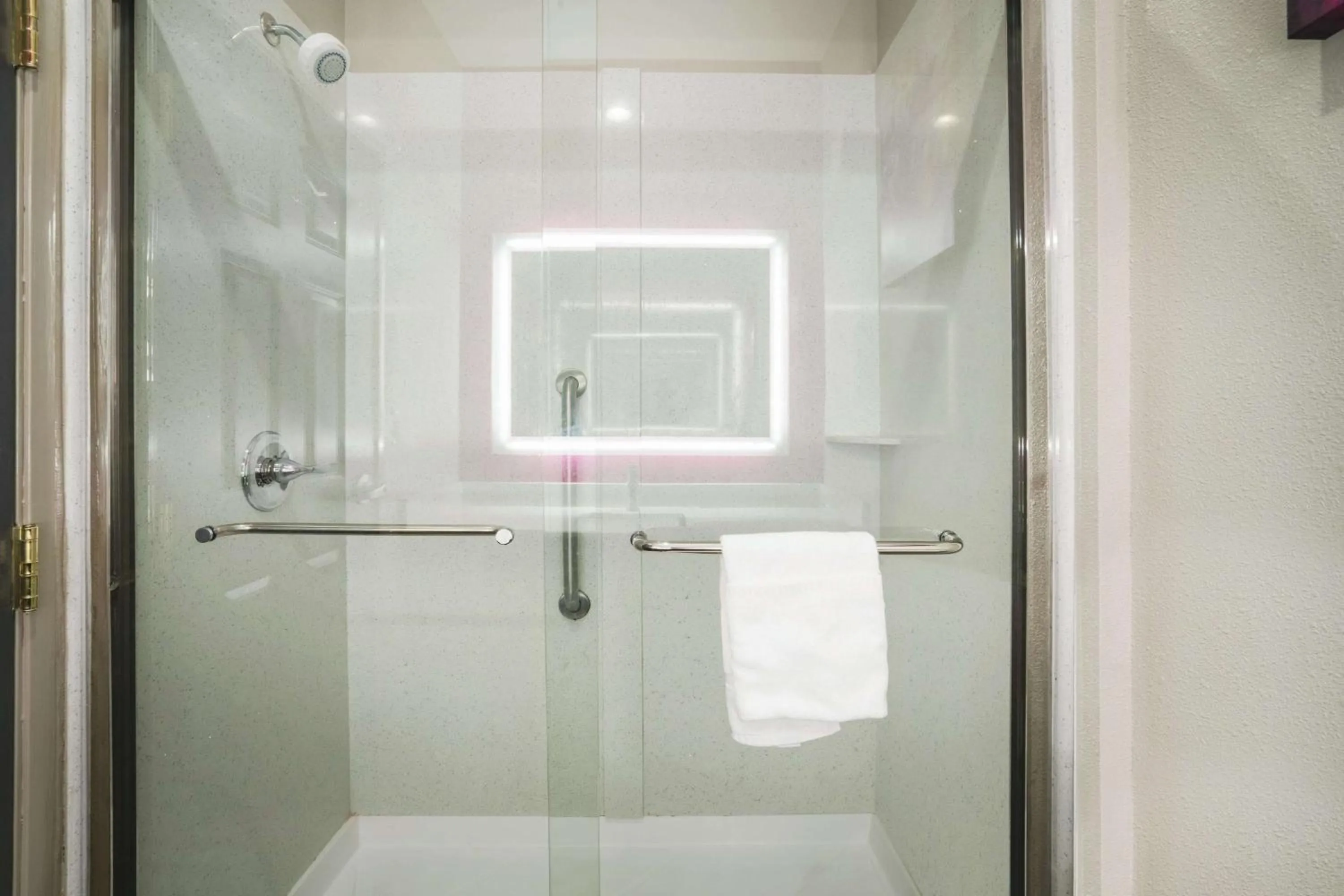 Photo of the whole room in La Quinta by Wyndham Chattanooga North - Hixson