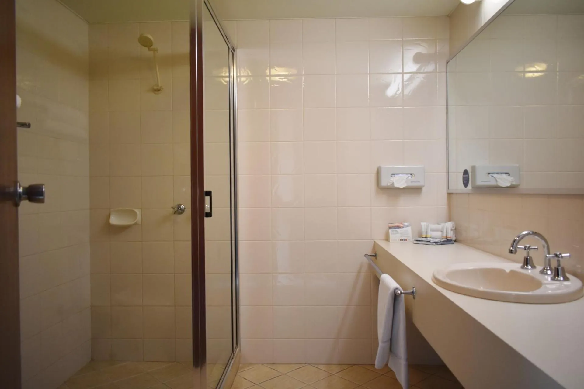 Bathroom in Admiral Motel Bunbury