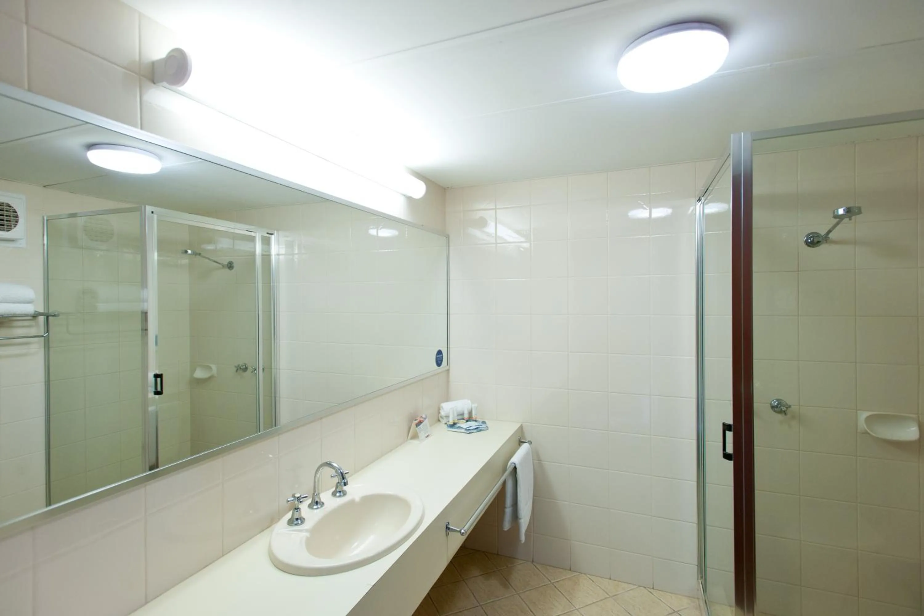 Bathroom in Admiral Motel Bunbury