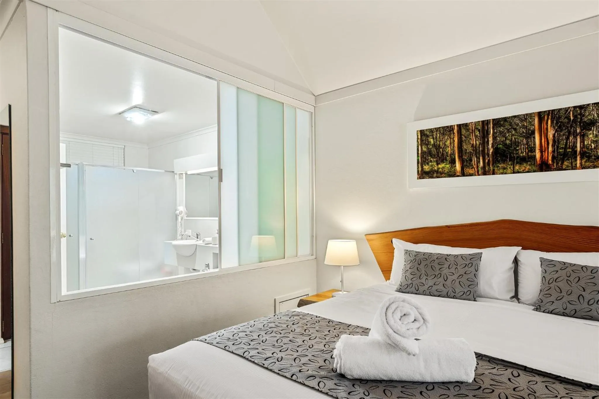 Bed in Heritage Trail Lodge