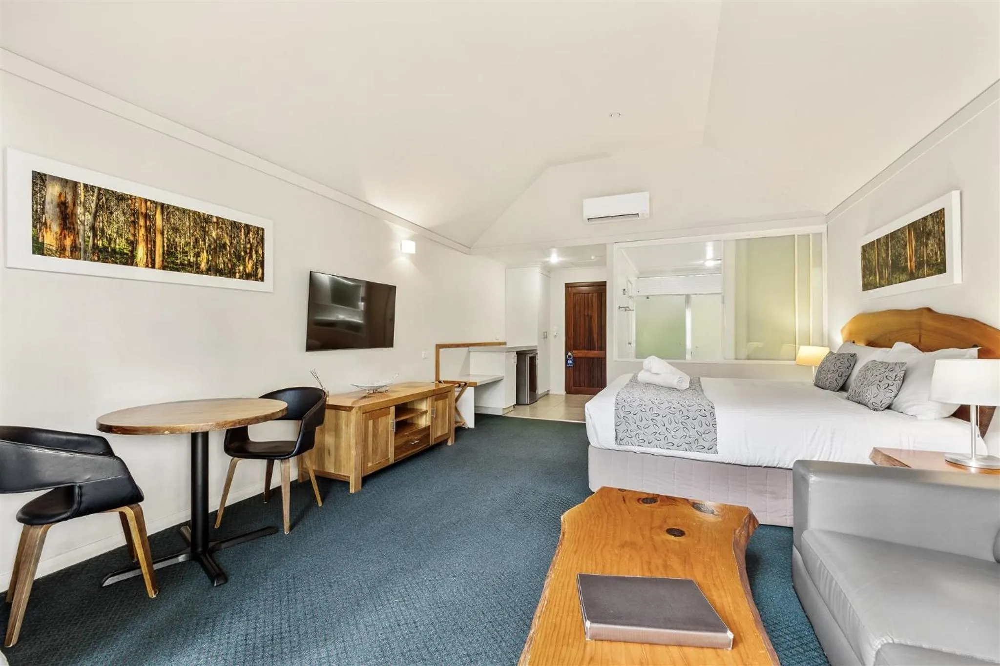 Bed in Heritage Trail Lodge