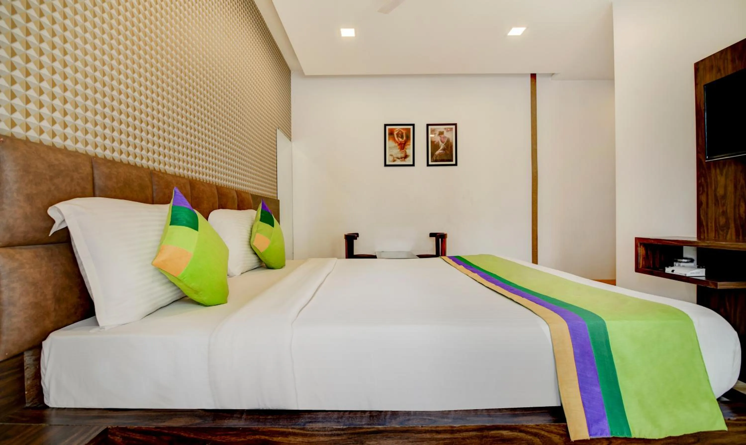 Bed in Treebo Kuval Inn