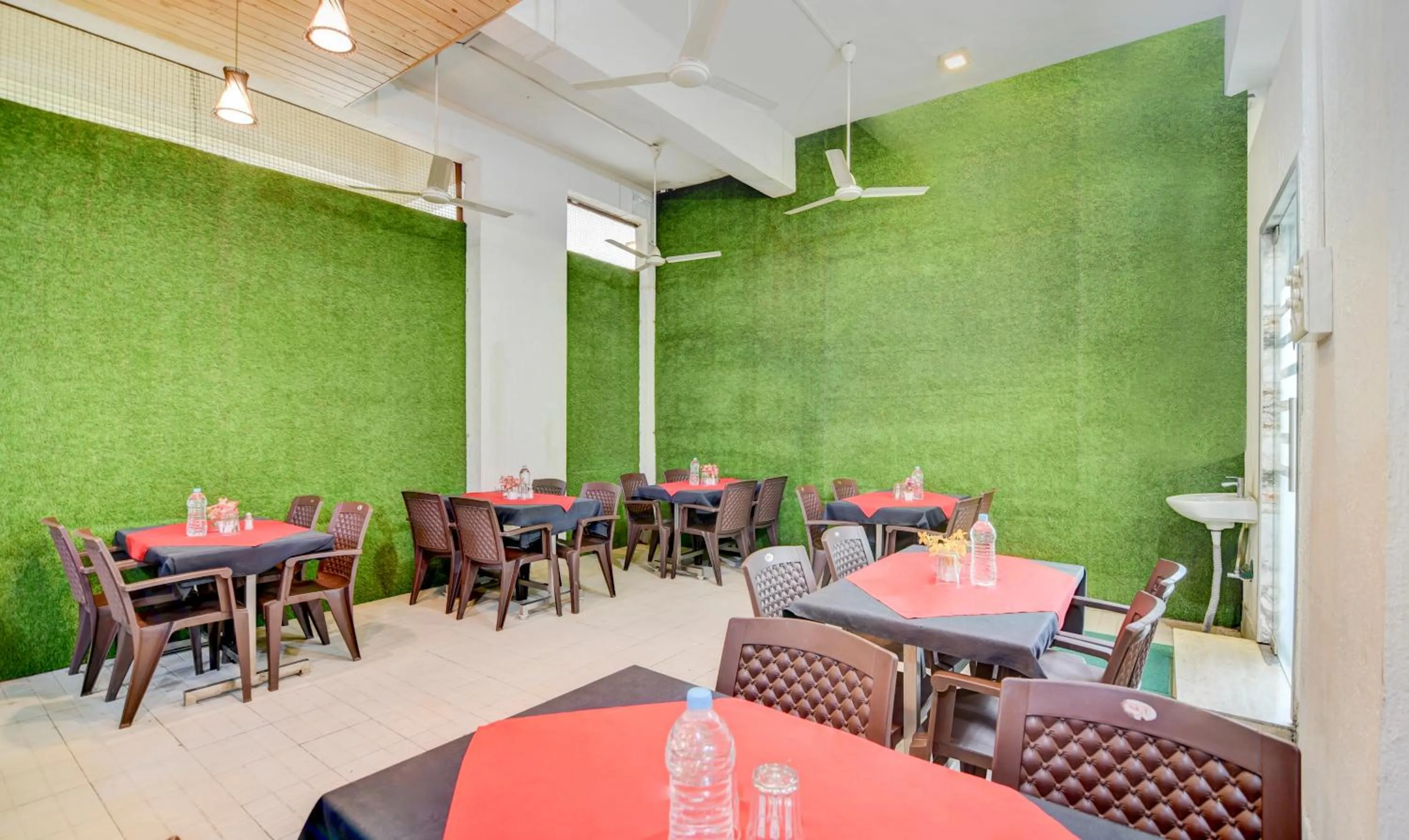 Restaurant/places to eat in Treebo Kuval Inn