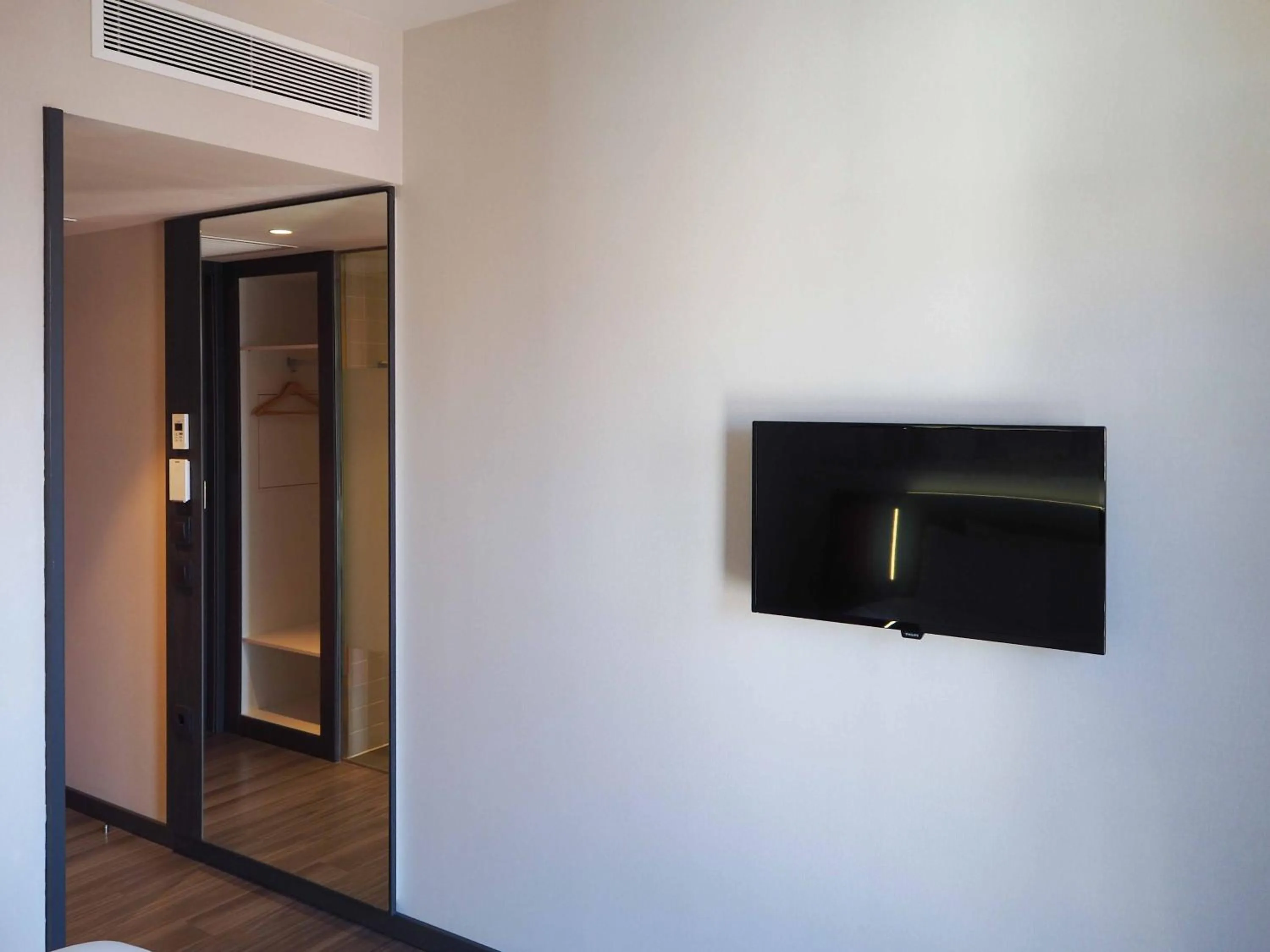 TV and multimedia in easyHotel Barcelona Fira