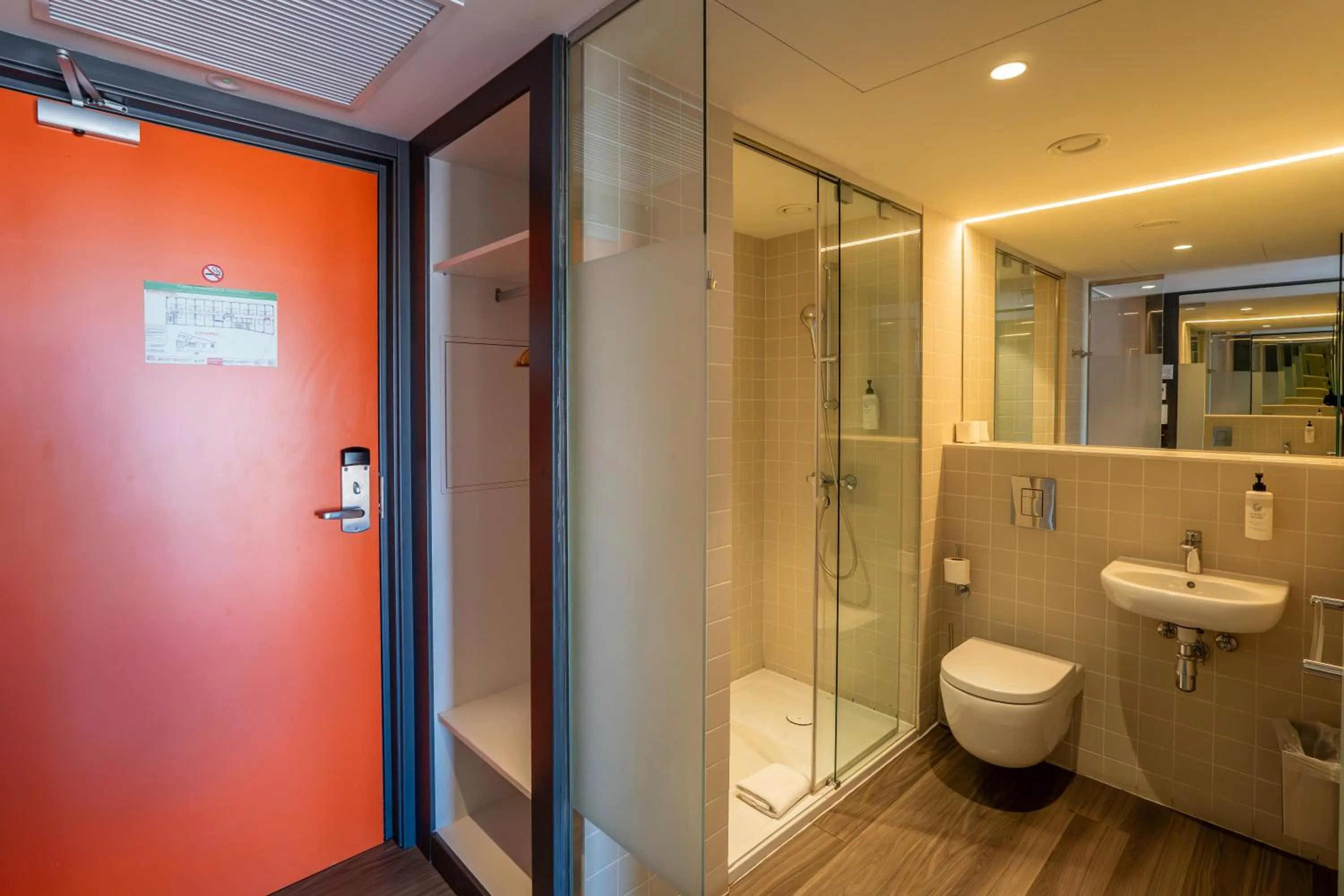 Shower in easyHotel Barcelona Fira