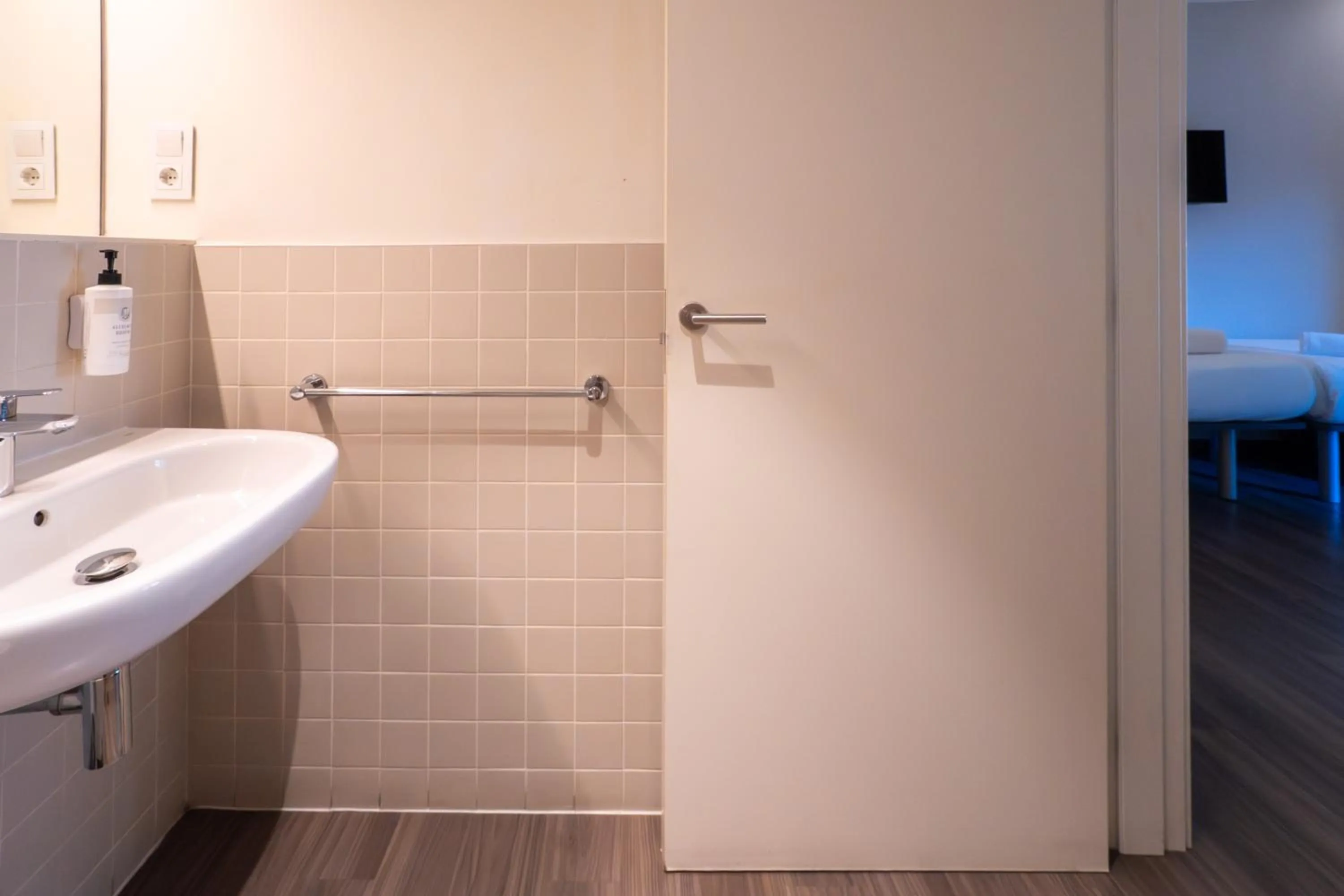 Bathroom, Bed in easyHotel Barcelona Fira