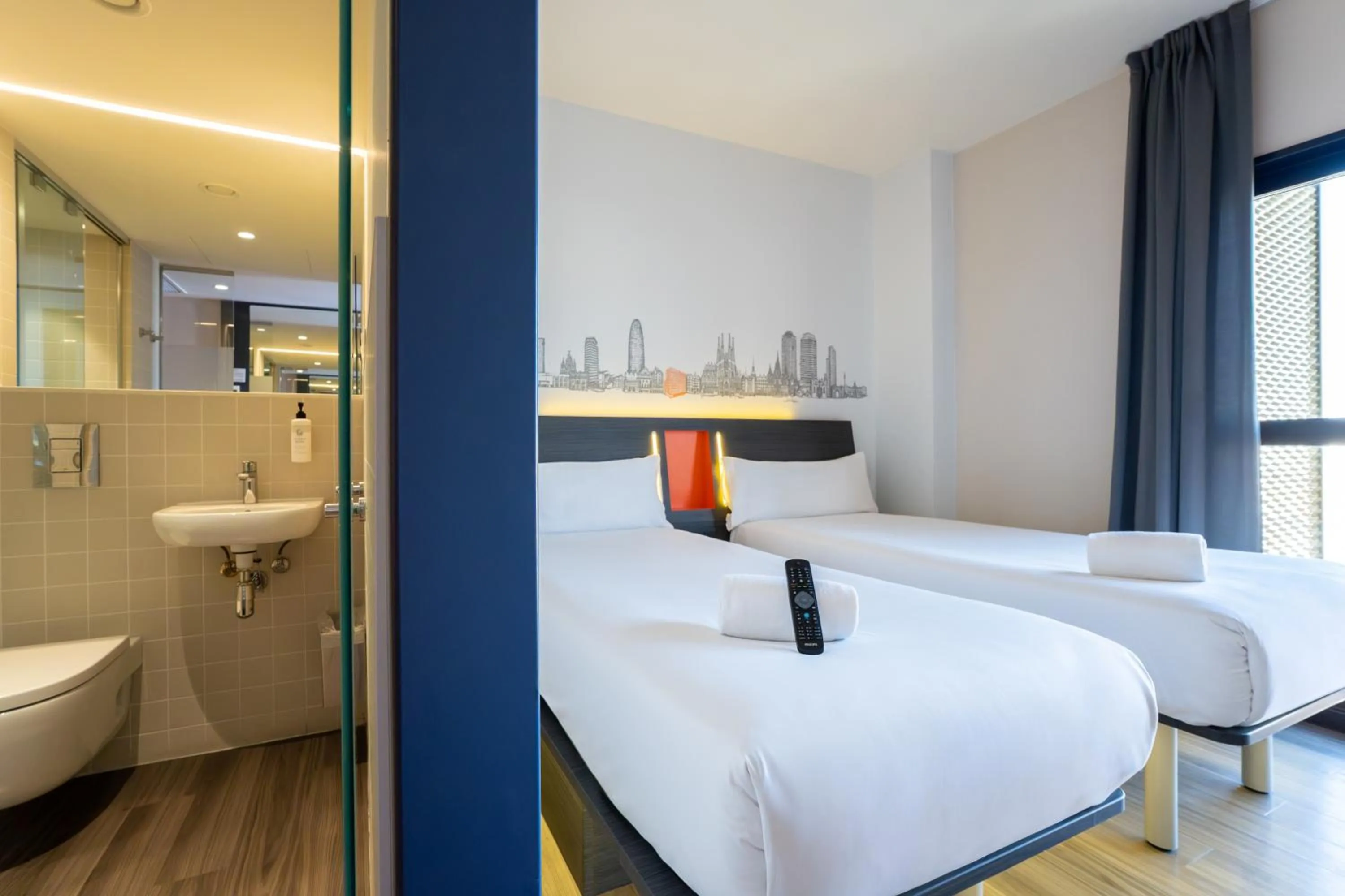 Toilet, Bed in easyHotel Barcelona Fira