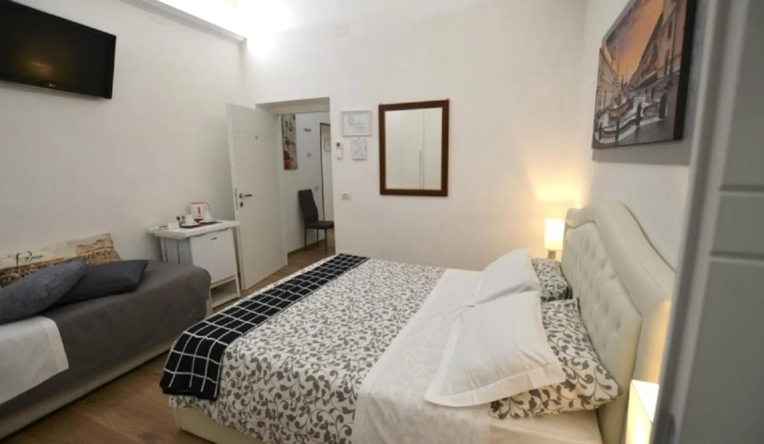 Photo of the whole room, Bed in Il Fascino Di Roma