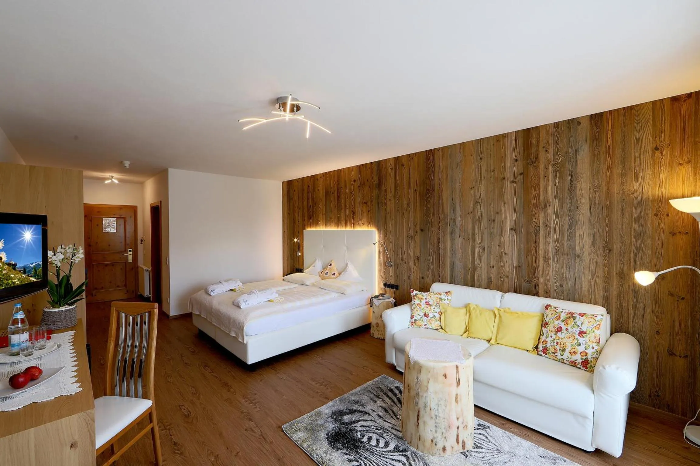 Living room, Bed in Hotel Kristall