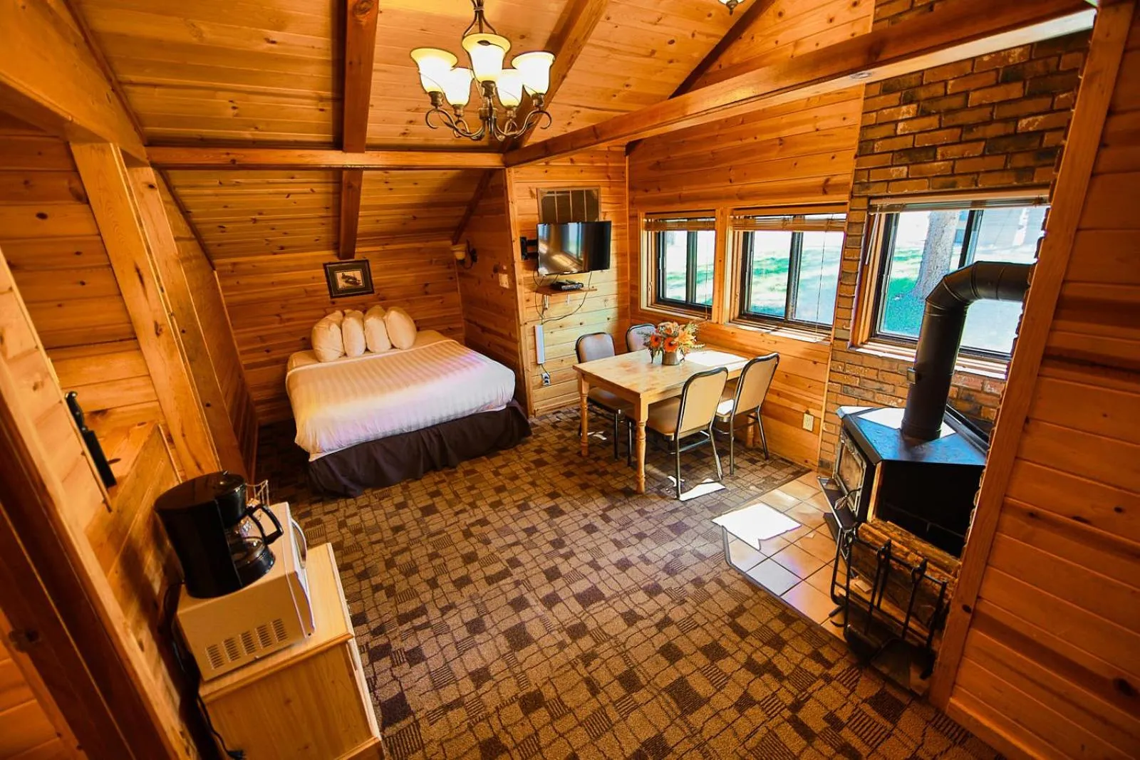 TV and multimedia, Bed in Castle Mountain Chalets