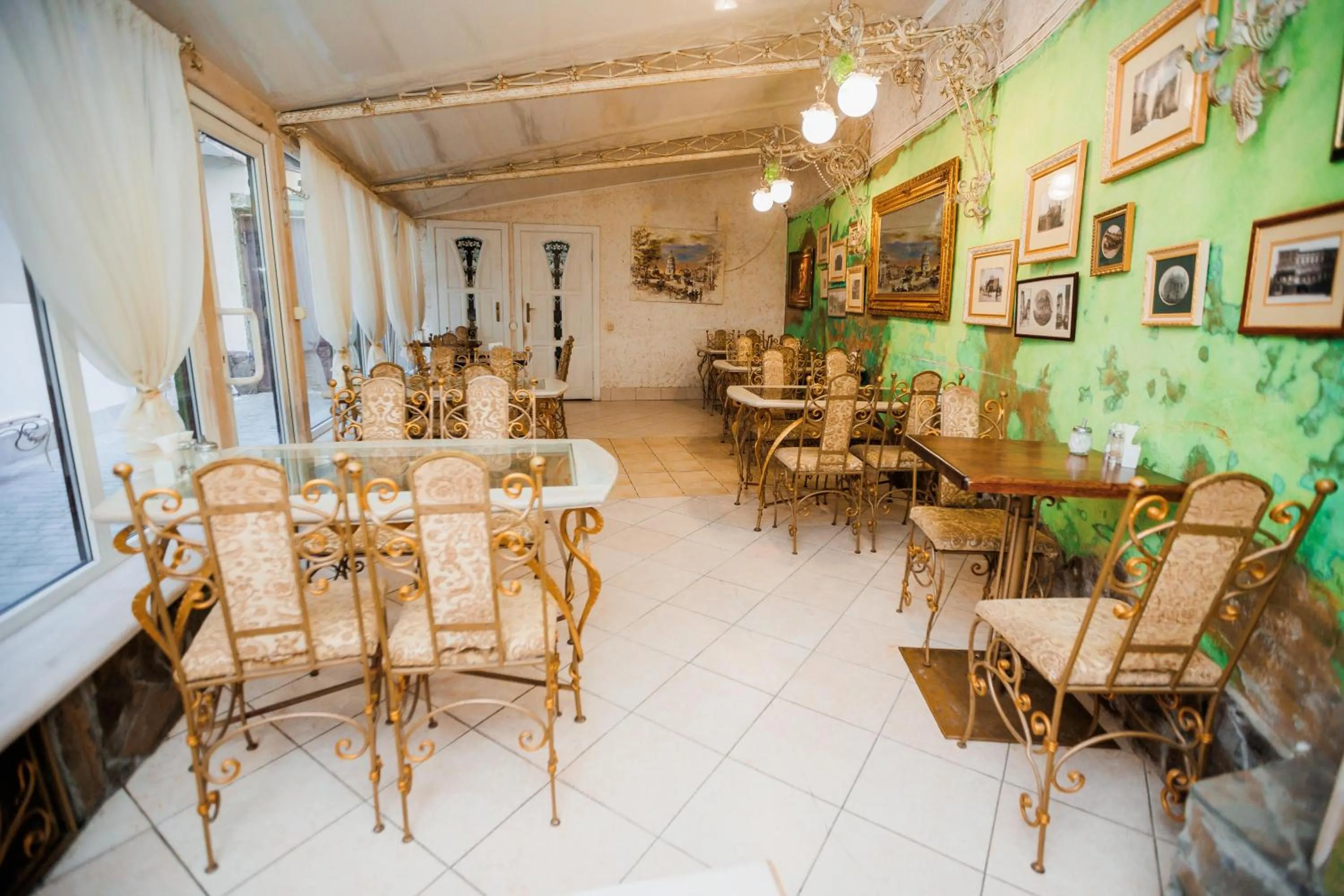 Breakfast in Staryi Krakiv