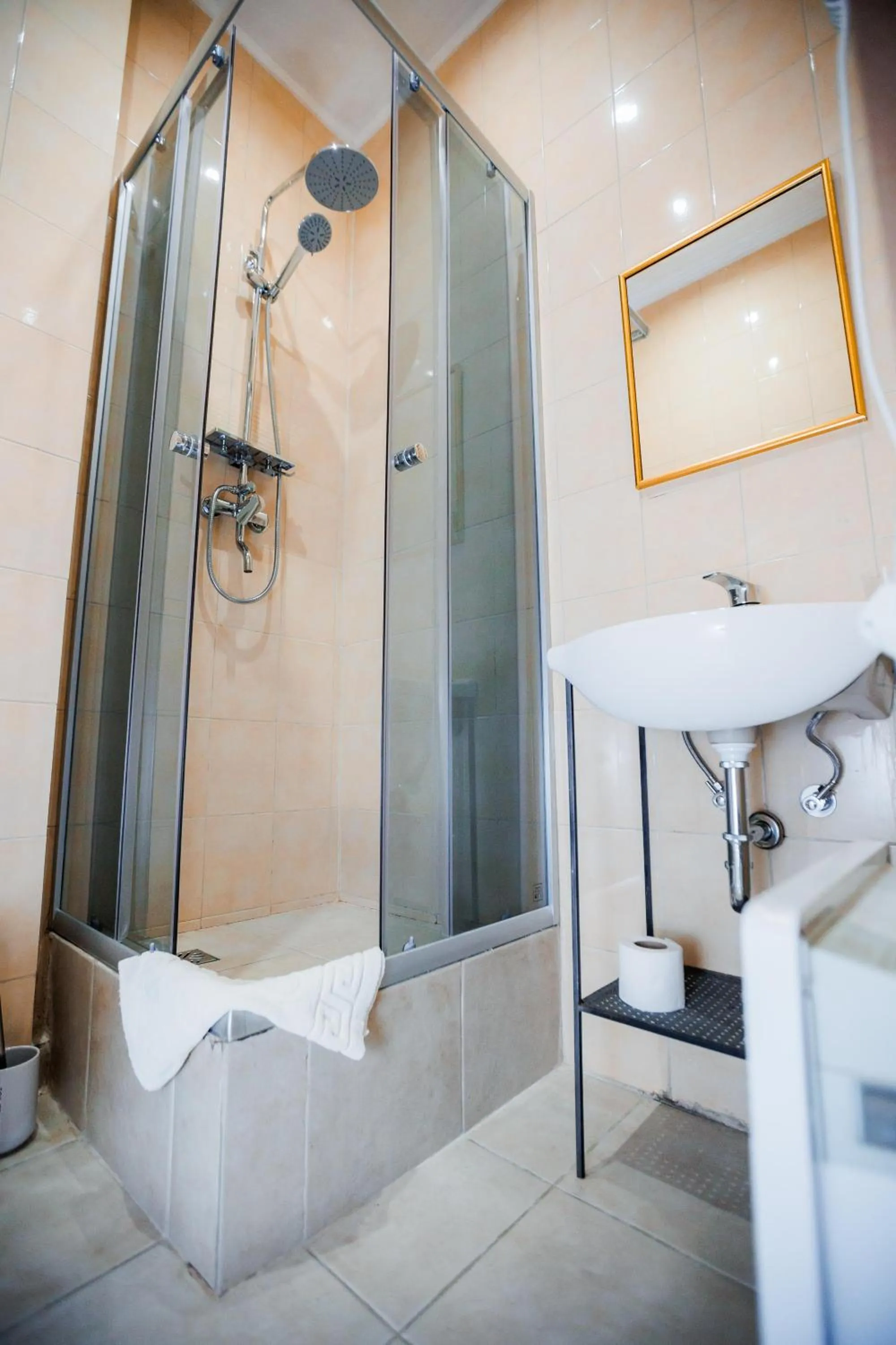 Shower in Staryi Krakiv