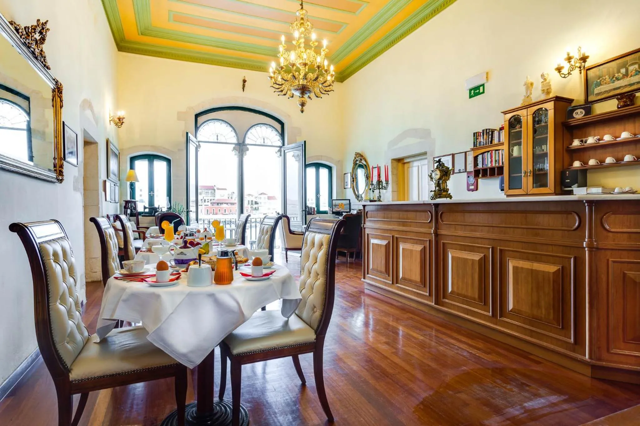 Communal lounge/ TV room in Casa Leone Hotel