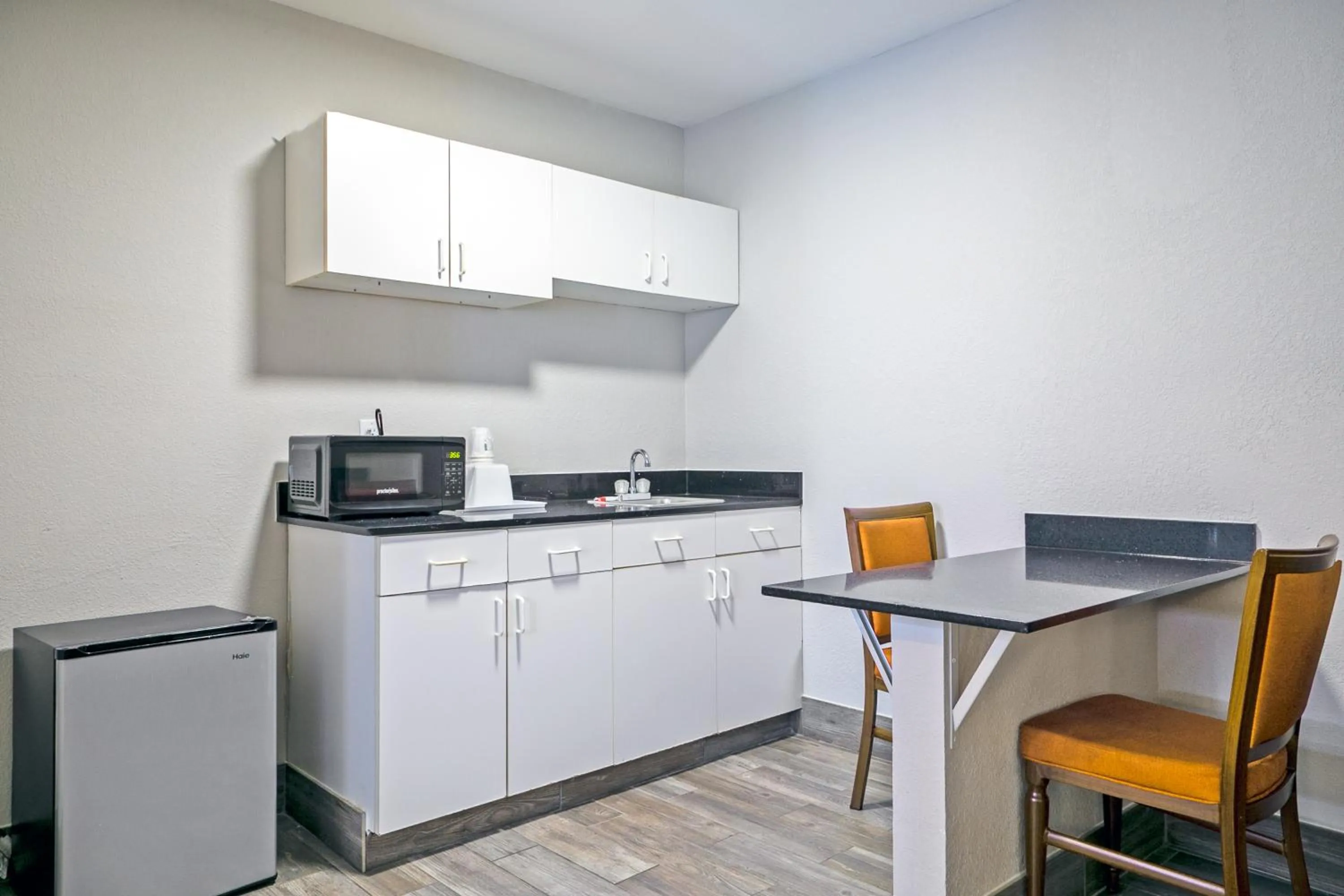 Kitchen or kitchenette in Days Inn by Wyndham Augusta Fort Eisenhower