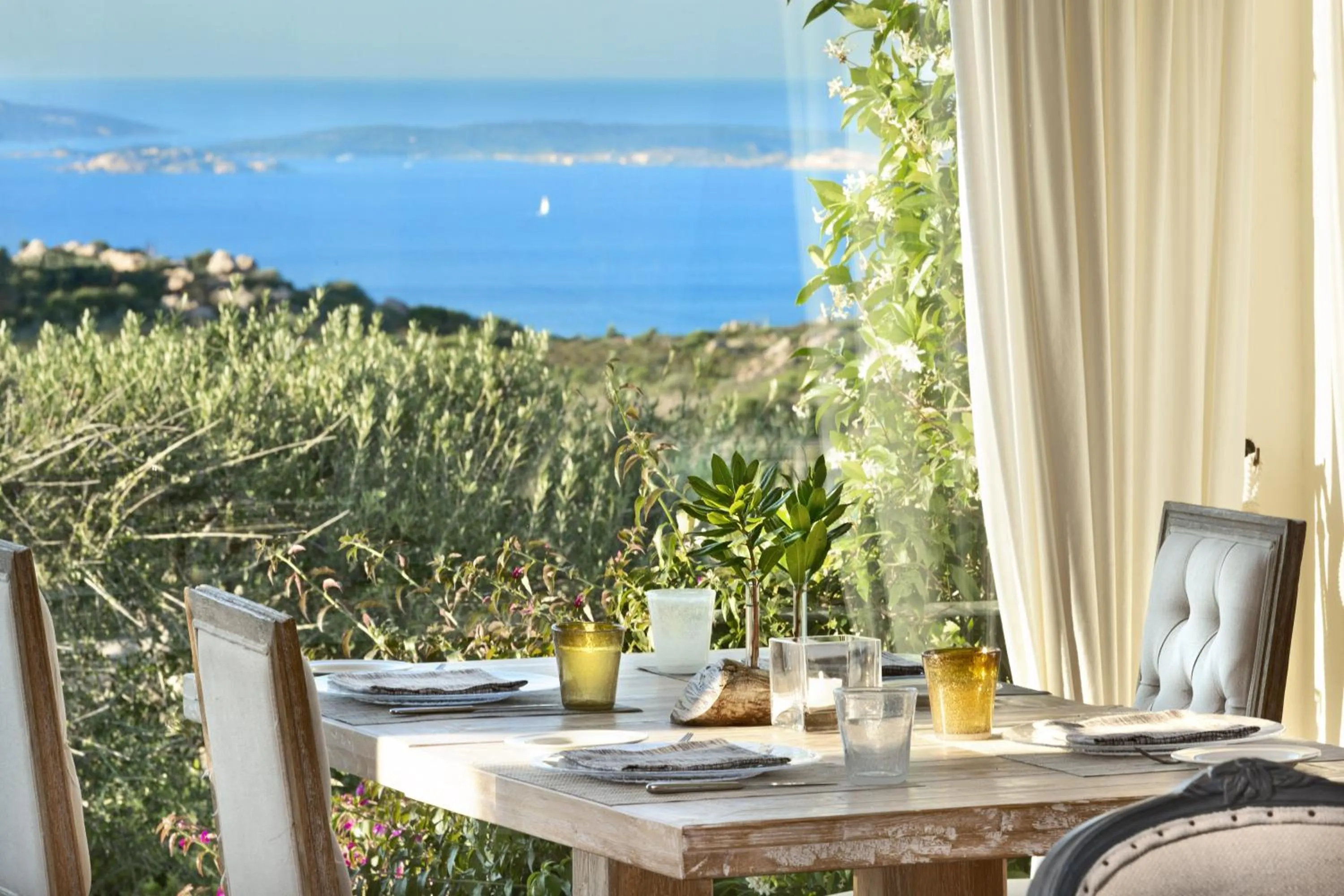 Restaurant/places to eat in Hotel Li Finistreddi