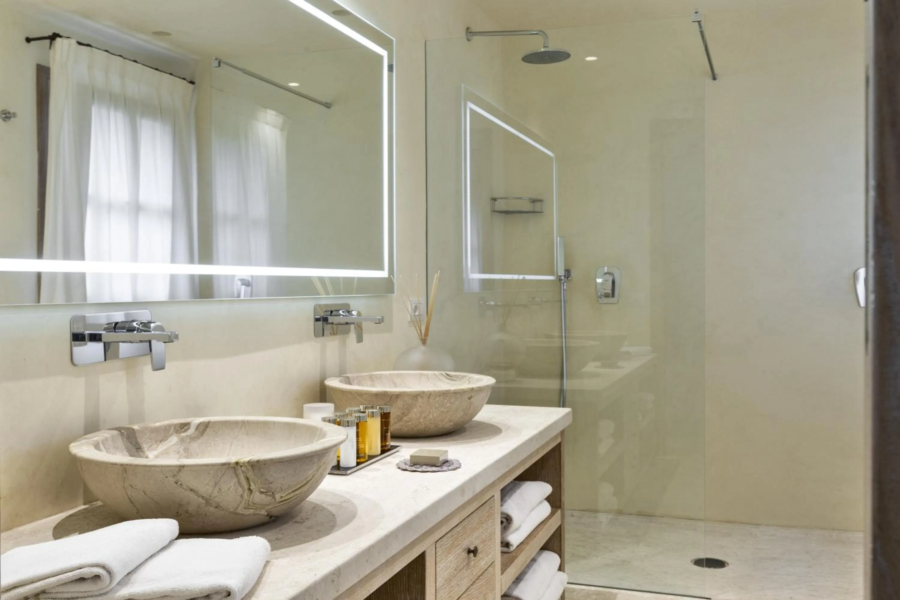 Toilet in Hotel Li Finistreddi