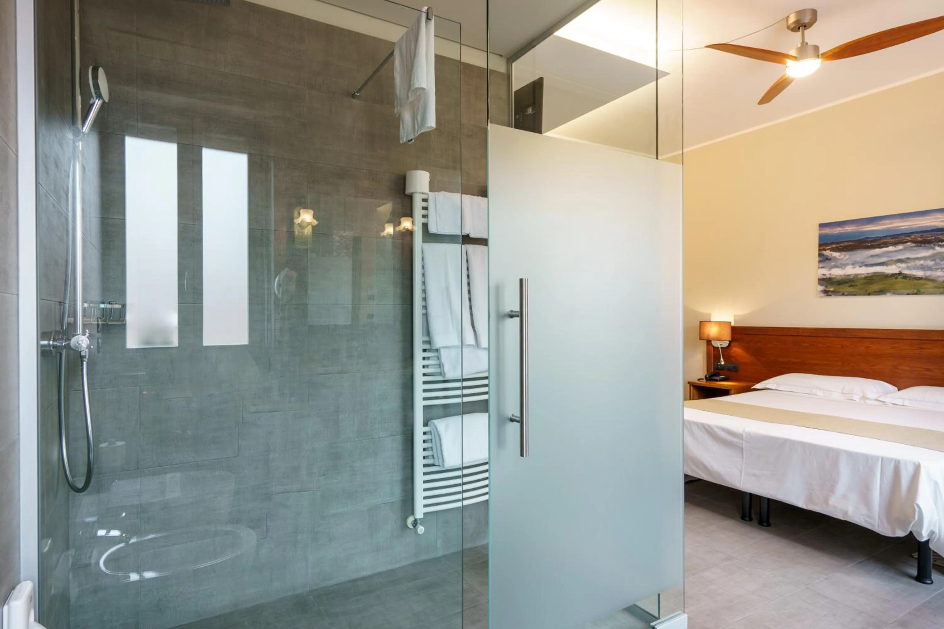 Bathroom, Bed in Hotel Il Grappolo D'Oro