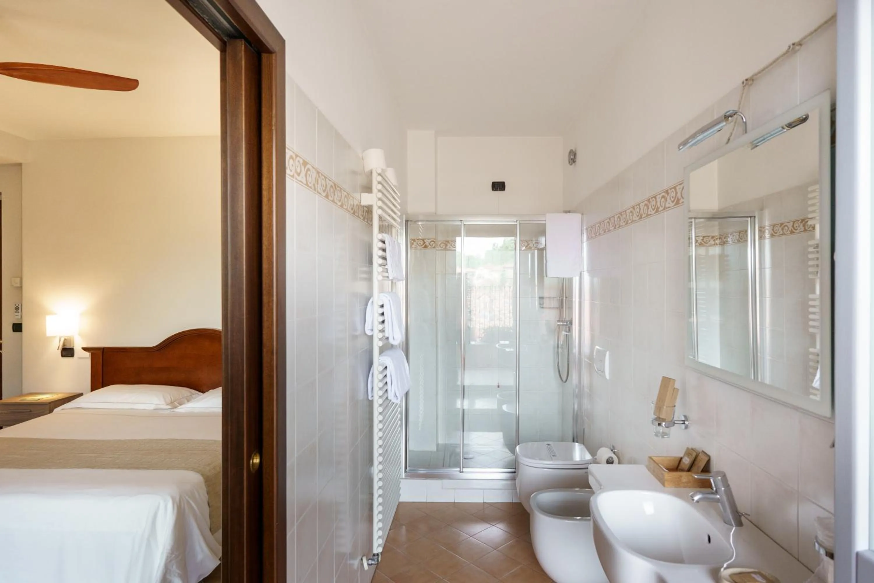 Bathroom, Bed in Hotel Il Grappolo D'Oro