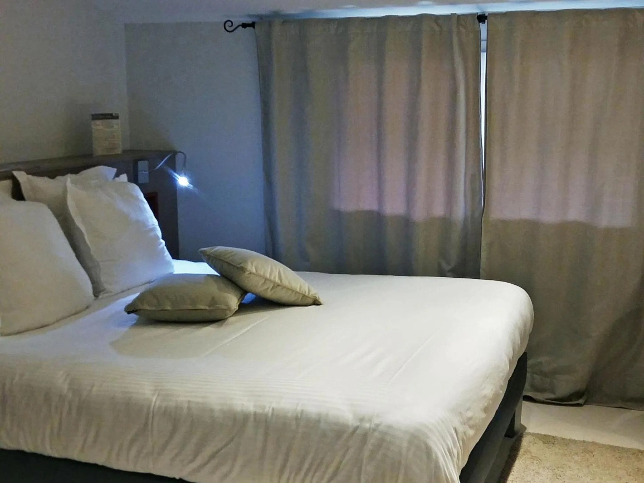 Bed in Logis Hôtel Les Pages